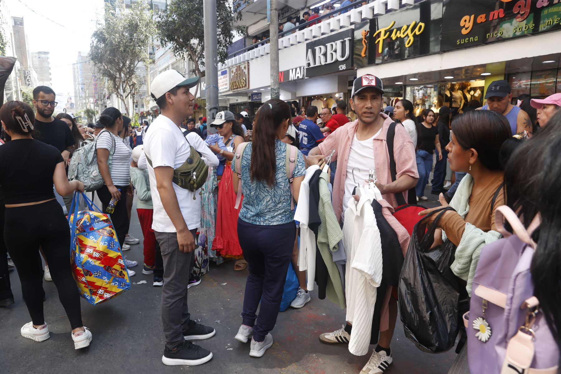 Frente a ese panorama, el gerente de Gestión del Riesgo de Desastres de la Municipalidad Metropolitana de Lima (MML), Mario Casaretto, exhortó a la población a evitar la presencia de personas en situación de vulnerabilidad en áreas de alta concentración, a fin de prevenir tragedias como la ocurrida el 29 de diciembre de 2001.
Foto: ANDINA/Vidal Tarqui