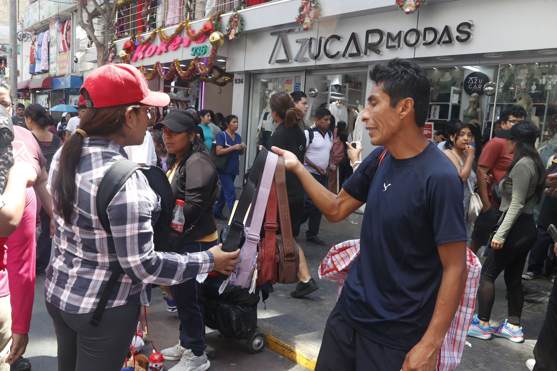 Frente a ese panorama, el gerente de Gestión del Riesgo de Desastres de la Municipalidad Metropolitana de Lima (MML), Mario Casaretto, exhortó a la población a evitar la presencia de personas en situación de vulnerabilidad en áreas de alta concentración, a fin de prevenir tragedias como la ocurrida el 29 de diciembre de 2001.
Foto: ANDINA/Vidal Tarqui