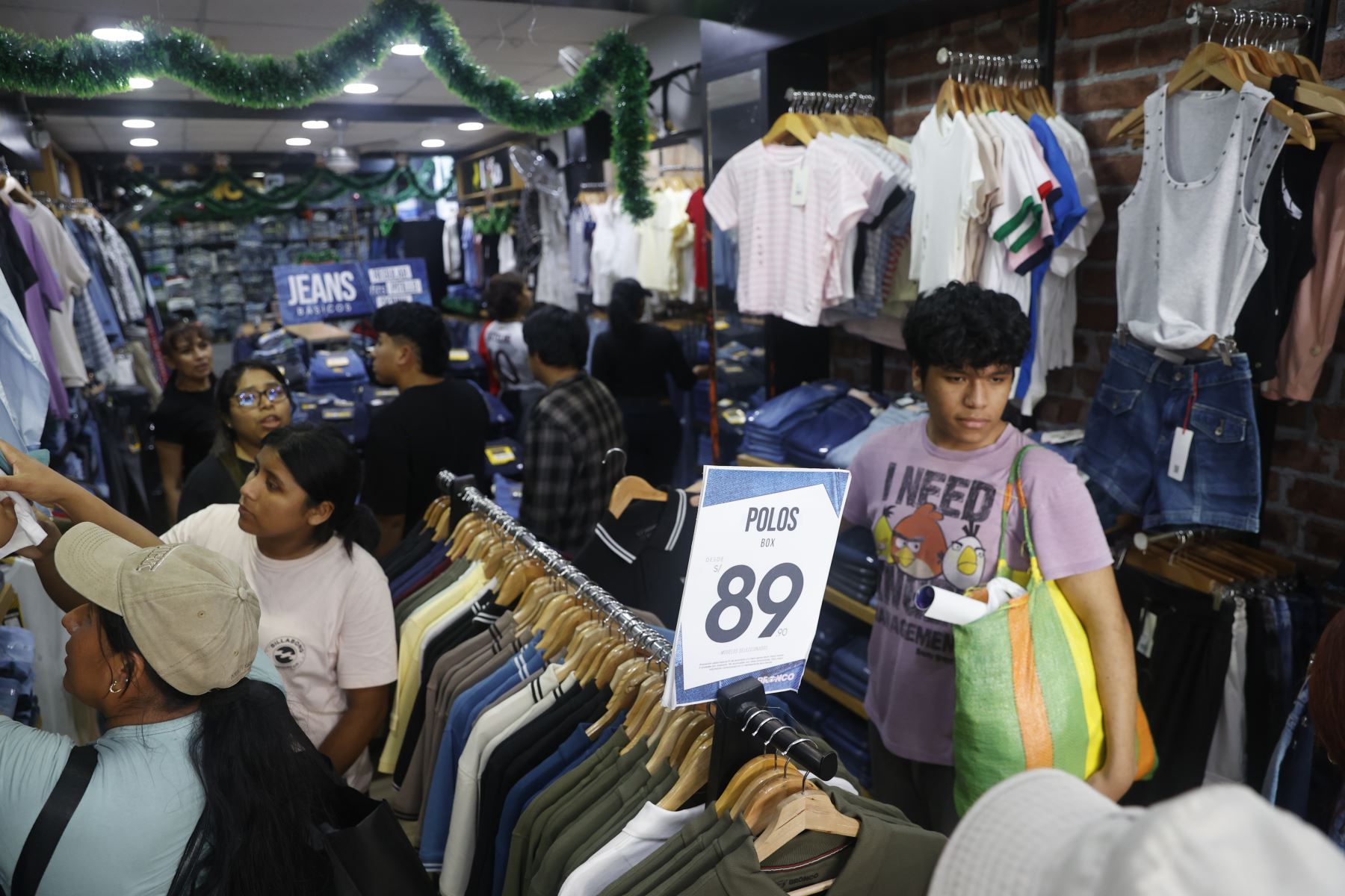 Cientos de ciudadanos limeños acuden al Centro Comercial Gamarra a realizar sus compras  en vísperas a las fiestas de Navidad 2025. 
Foto: ANDINA/Vidal Tarqui