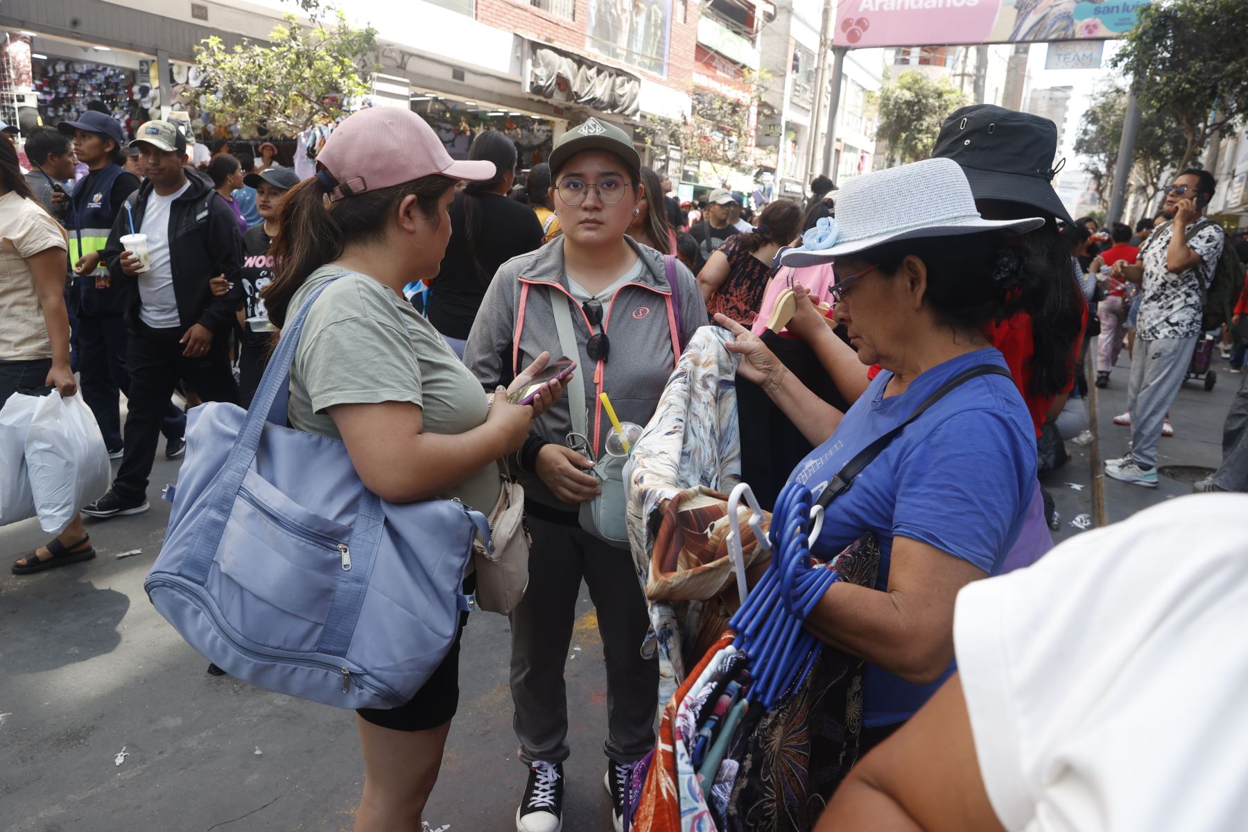 Cientos de ciudadanos limeños acuden al Centro Comercial Gamarra a realizar sus compras  en vísperas a las fiestas de Navidad 2025. 
Foto: ANDINA/Vidal Tarqui