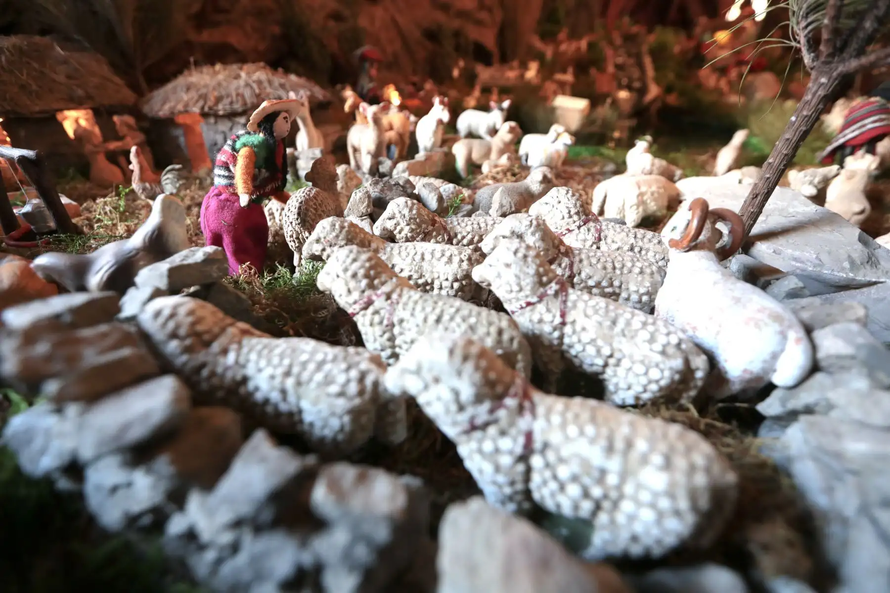 Cientos de fieles visitan el monumental nacimiento de iglesia La Merced. El nacimiento más grande Lima esta ubicado en los interiores de  la Iglesia La Merced en el Jirón de la Unión 621. Abre sus puertas de lunes a domingo de 8am a 1 pm y de 4 a 8 pm. 
Foto: ANDINA/Veronica Calderon