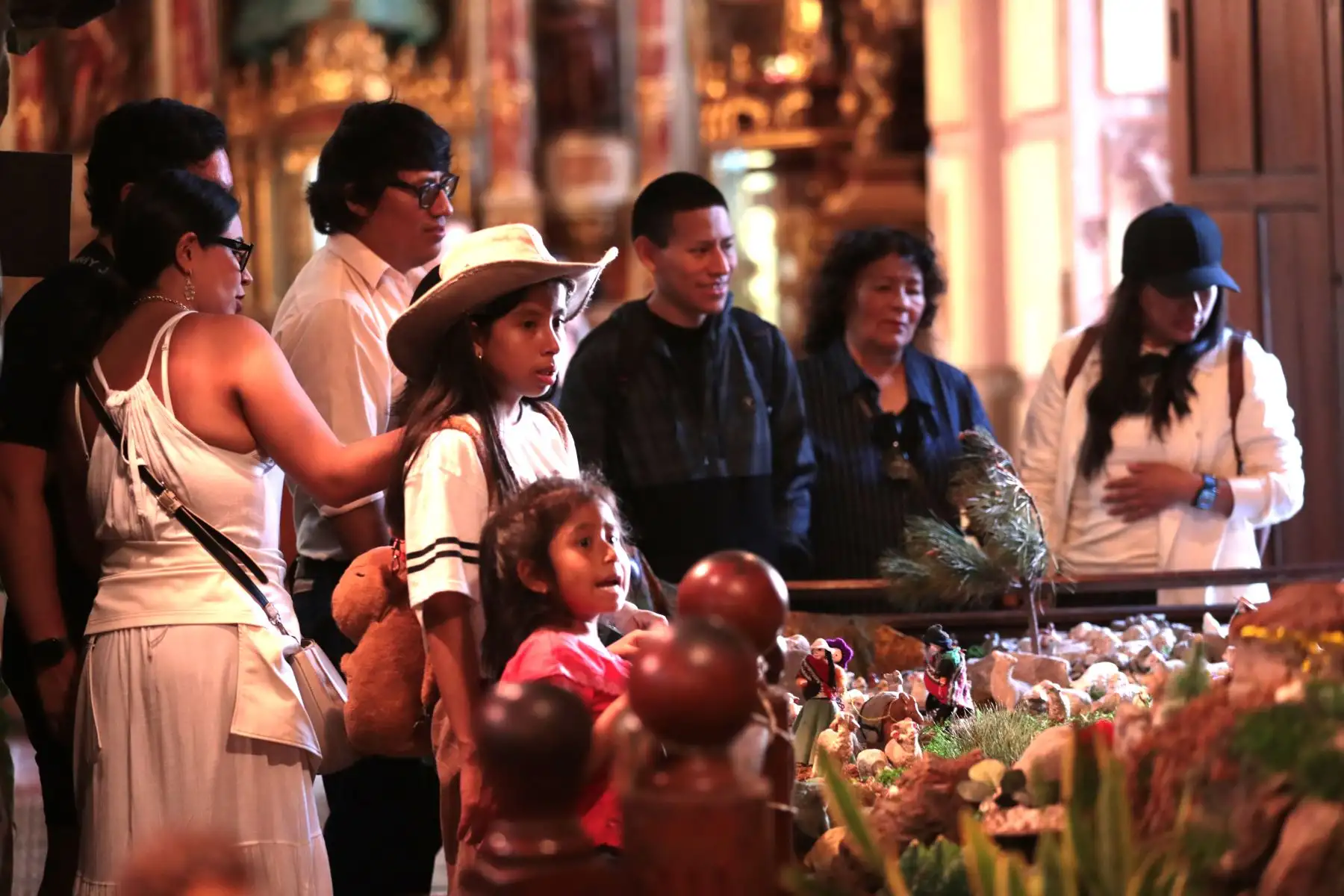 Cientos de fieles visitan el monumental nacimiento de iglesia La Merced. El nacimiento más grande Lima esta ubicado en los interiores de  la Iglesia La Merced en el Jirón de la Unión 621. Abre sus puertas de lunes a domingo de 8am a 1 pm y de 4 a 8 pm. 
Foto: ANDINA/Veronica Calderon