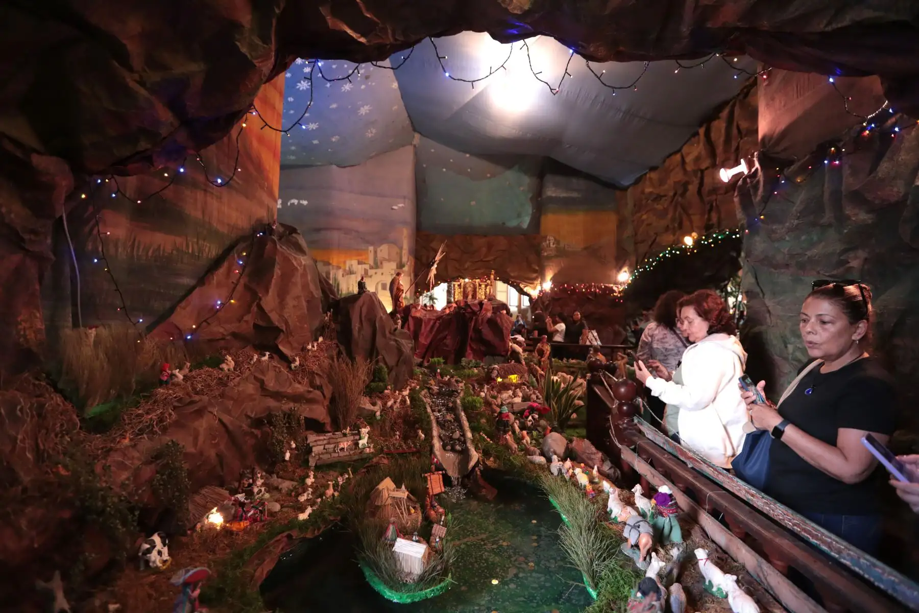 Cientos de fieles visitan el monumental nacimiento de iglesia La Merced. El nacimiento más grande Lima esta ubicado en los interiores de  la Iglesia La Merced en el Jirón de la Unión 621. Abre sus puertas de lunes a domingo de 8am a 1 pm y de 4 a 8 pm. 
Foto: ANDINA/Veronica Calderon