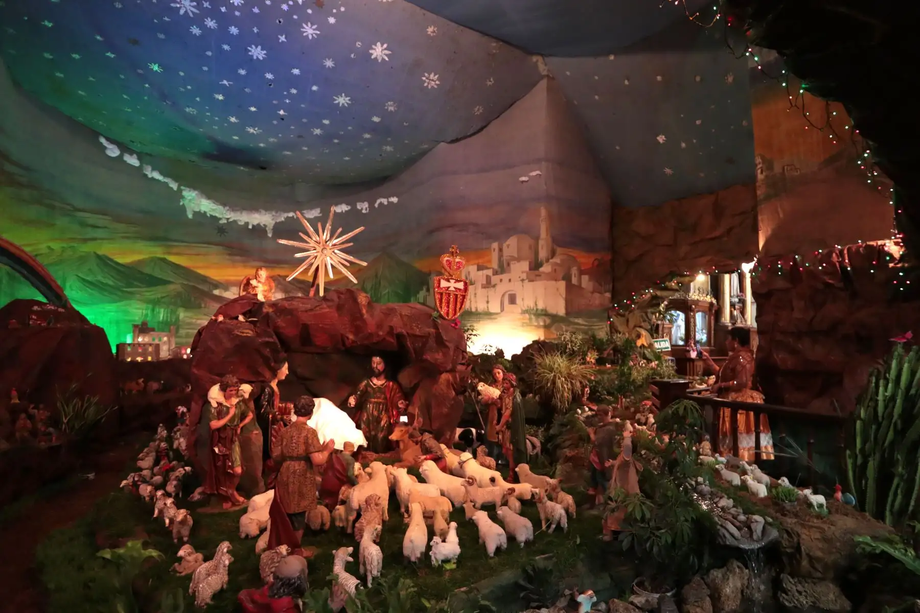 Cientos de fieles visitan el monumental nacimiento de iglesia La Merced. El nacimiento más grande Lima esta ubicado en los interiores de  la Iglesia La Merced en el Jirón de la Unión 621. Abre sus puertas de lunes a domingo de 8am a 1 pm y de 4 a 8 pm. 
Foto: ANDINA/Veronica Calderon