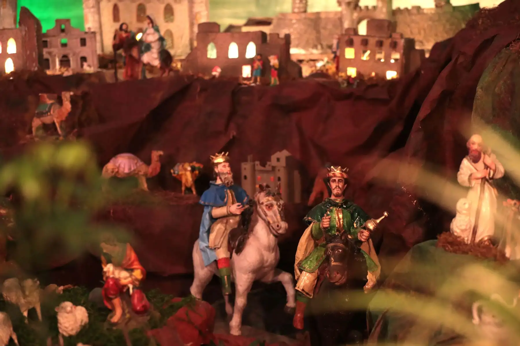 Cientos de fieles visitan el monumental nacimiento de iglesia La Merced. El nacimiento más grande Lima esta ubicado en los interiores de  la Iglesia La Merced en el Jirón de la Unión 621. Abre sus puertas de lunes a domingo de 8am a 1 pm y de 4 a 8 pm. 
Foto: ANDINA/Veronica Calderon