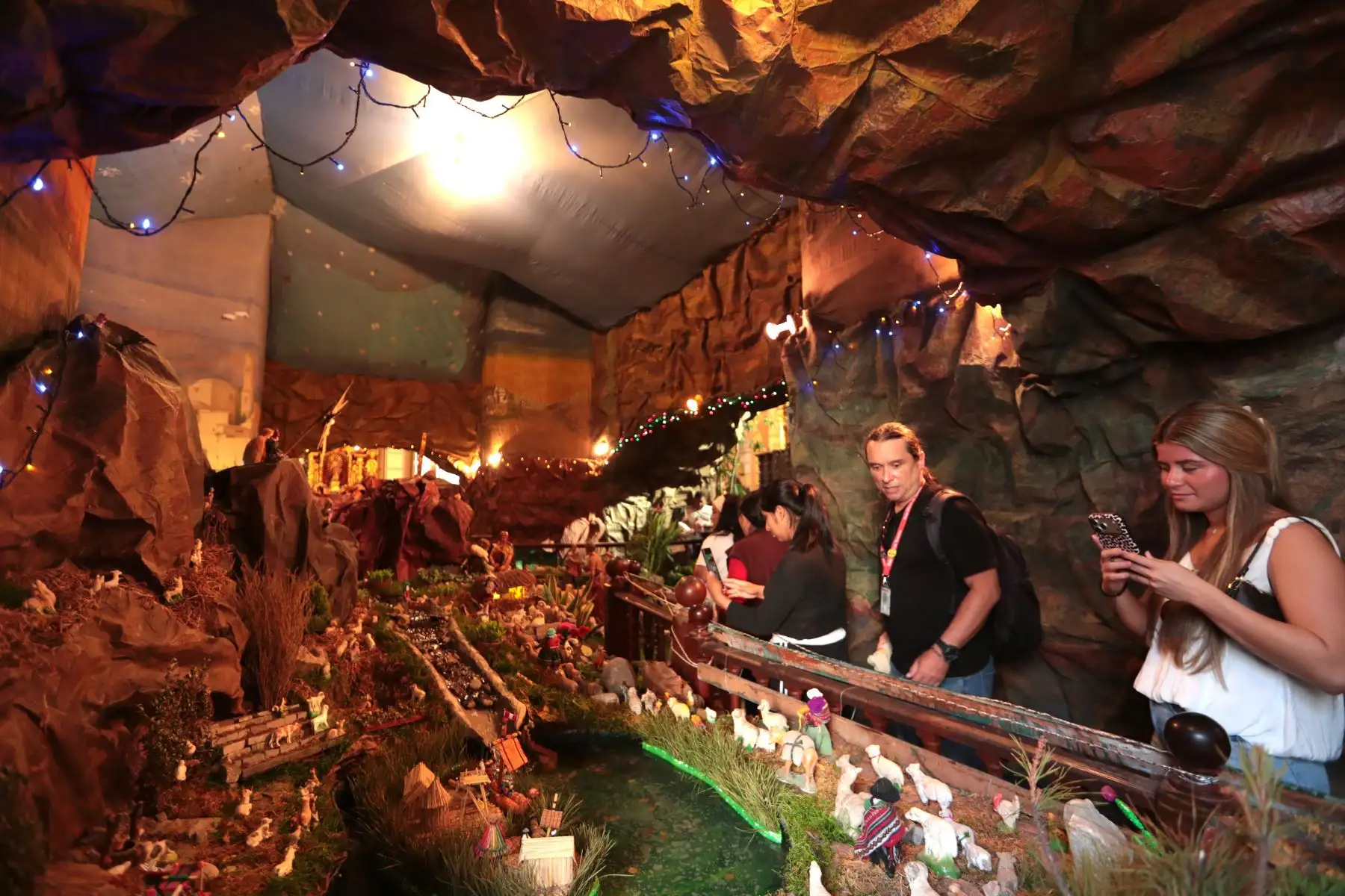Cientos de fieles visitan el monumental nacimiento de iglesia La Merced. El nacimiento más grande Lima esta ubicado en los interiores de  la Iglesia La Merced en el Jirón de la Unión 621. Abre sus puertas de lunes a domingo de 8am a 1 pm y de 4 a 8 pm. 
Foto: ANDINA/Veronica Calderon