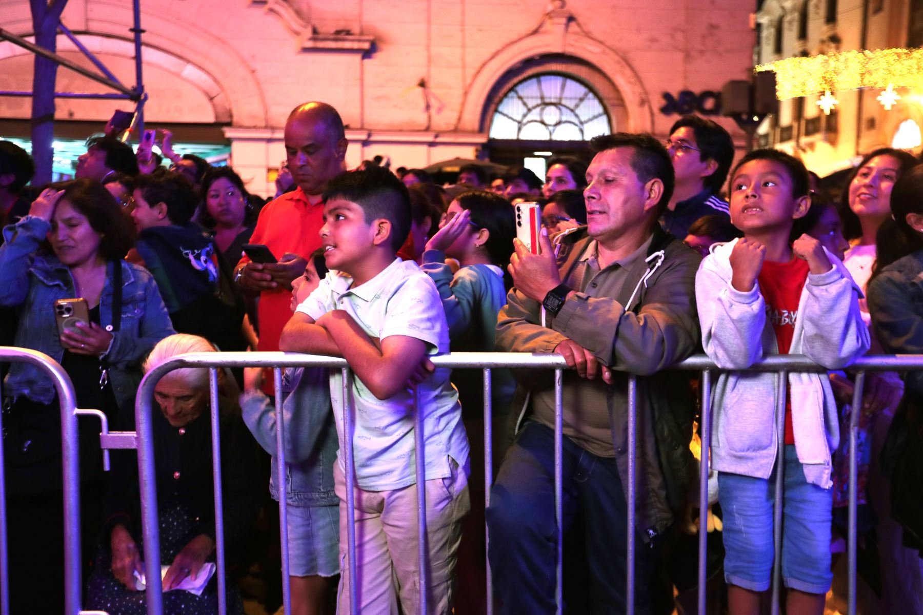 La Municipalidad Metropolitana de Lima ofrece show navideño gratuito lleno de música, luces y emoción. Se trata del espectáculo “Navidad en Lima, una estrella brilla”, a cargo del Coro Música para Crecer, promovido por la Gerencia de Cultura de la comuna edil.
Foto: ANDINA/ Veronica Calderón