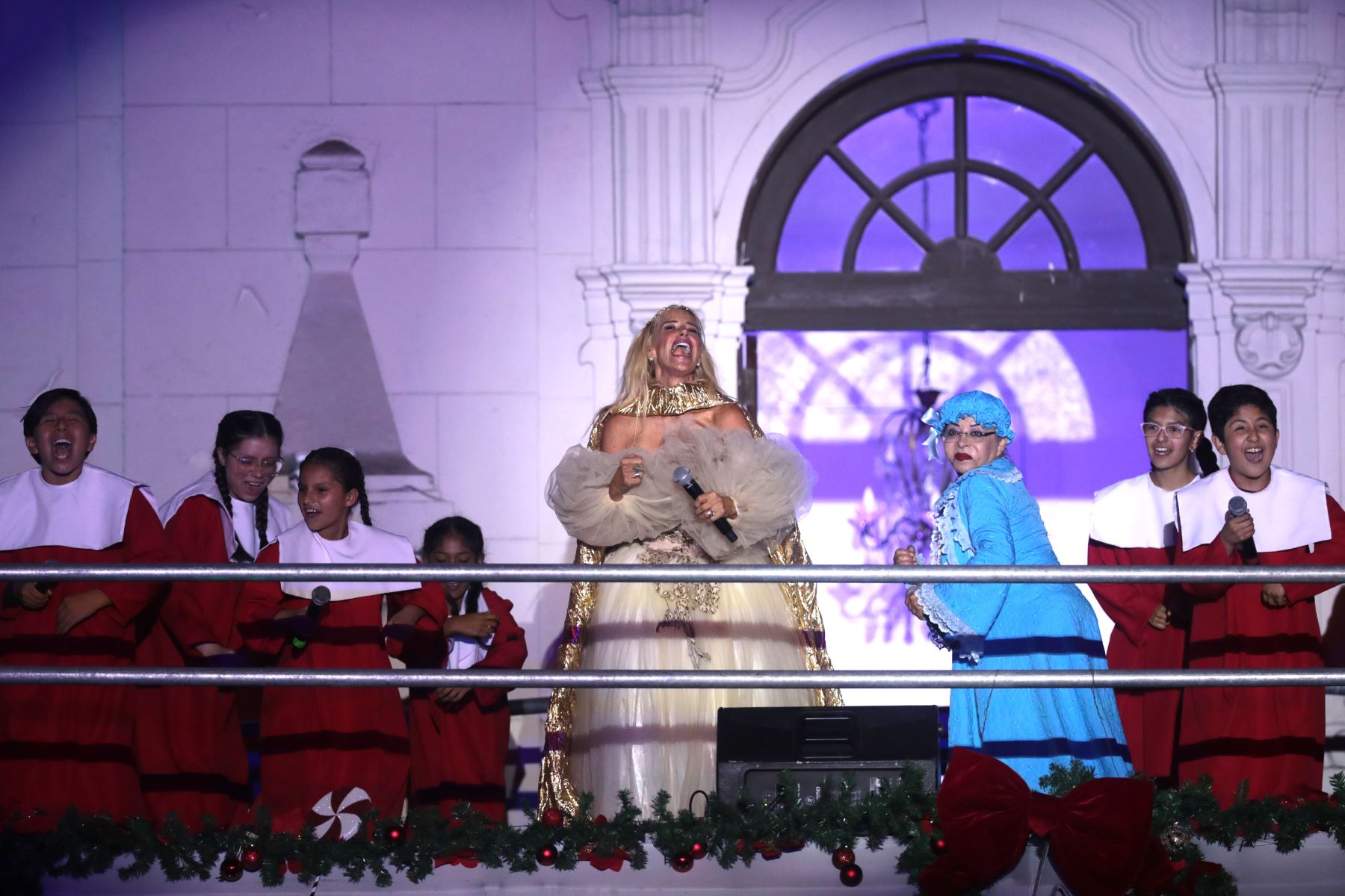 Esta puesta en escena que tuvo como escenario la emblemática plaza San Martín y el frontis del Gran Hotel Bolívar marca el retorno de una tradición navideña única, donde la calidez de la Navidad se fusiona con el entorno urbano y moderno del Centro Histórico.
Foto: ANDINA/ Veronica Calderón
