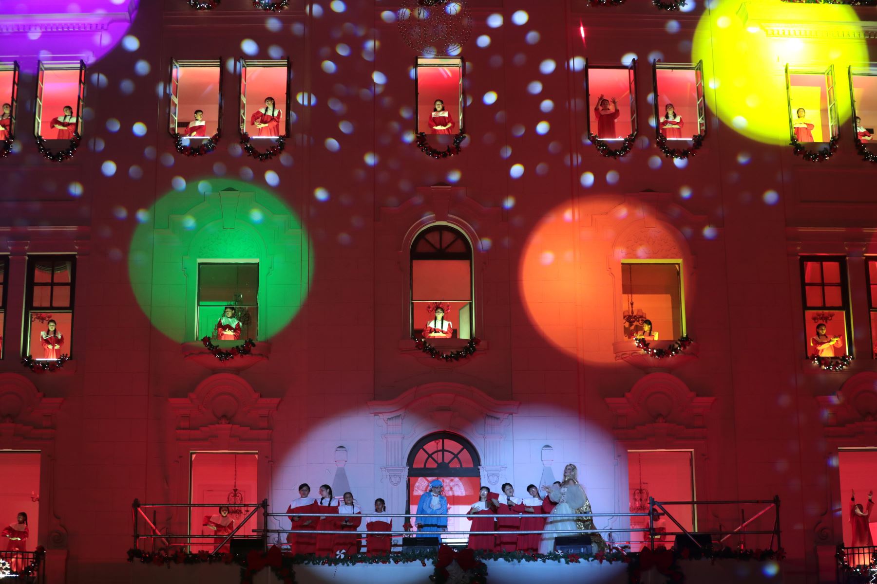 La Municipalidad Metropolitana de Lima ofrece show navideño gratuito lleno de música, luces y emoción. Se trata del espectáculo “Navidad en Lima, una estrella brilla”, a cargo del Coro Música para Crecer, promovido por la Gerencia de Cultura de la comuna edil.
Foto: ANDINA/ Veronica Calderón