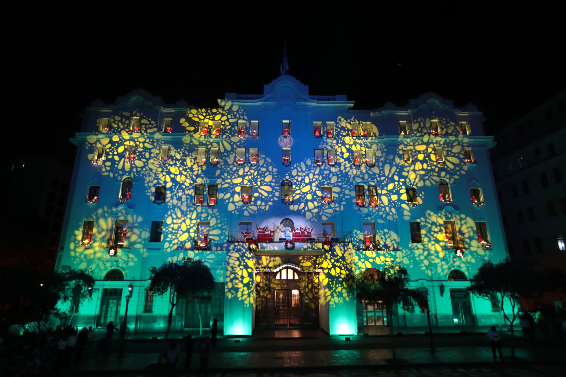 Durante el show, el frontis del Hotel Bolívar se iluminó con colores brillantes en un impactante juego de luces, mientras sus balcones se transformaron en escenarios donde los niños del Coro Música para Crecer cantaron y bailaron  temas alusivos a la fecha.
Foto: ANDINA/ Veronica Calderón