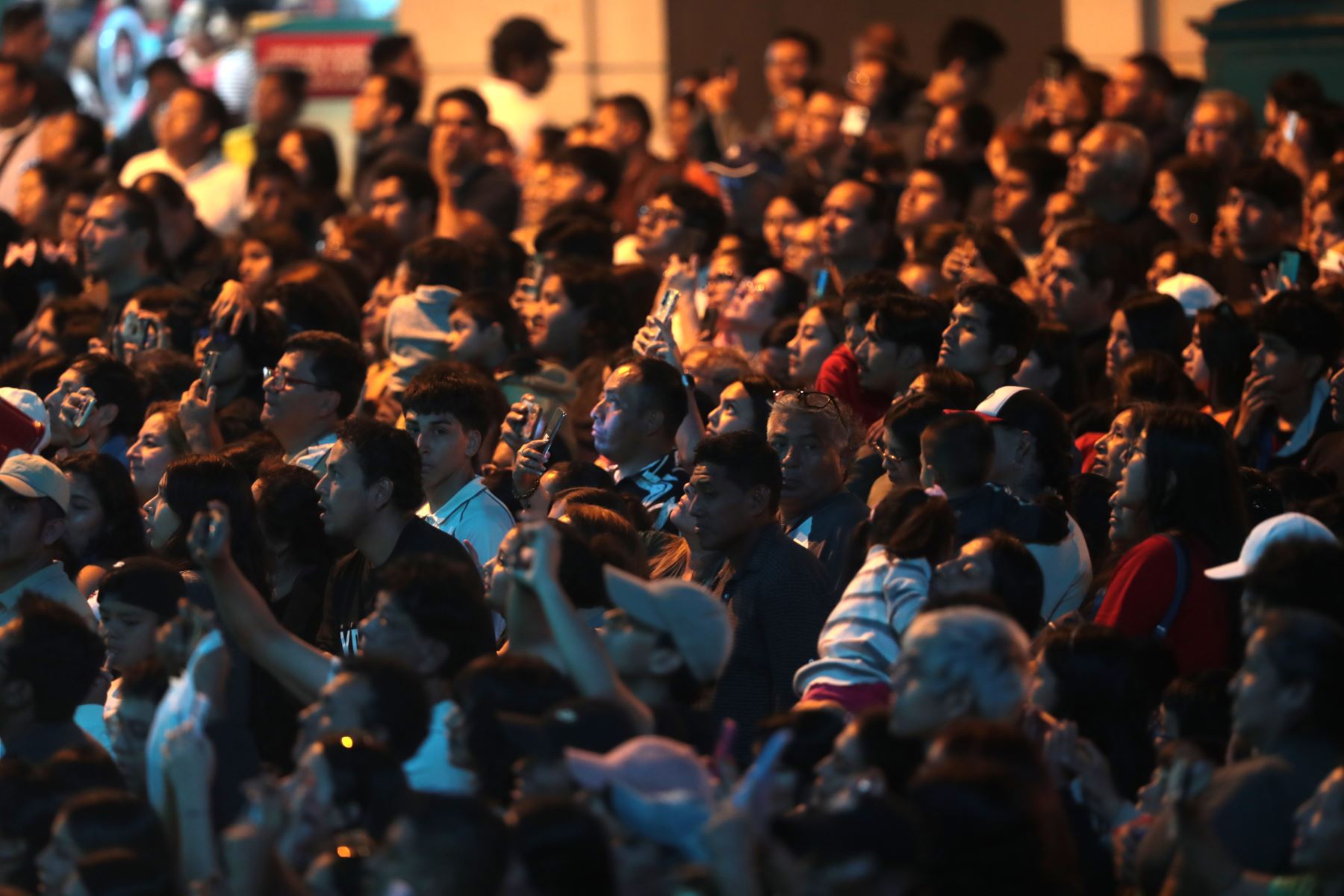 La Municipalidad Metropolitana de Lima ofrece show navideño gratuito lleno de música, luces y emoción. Se trata del espectáculo “Navidad en Lima, una estrella brilla”, a cargo del Coro Música para Crecer, promovido por la Gerencia de Cultura de la comuna edil.
Foto: ANDINA/ Veronica Calderón