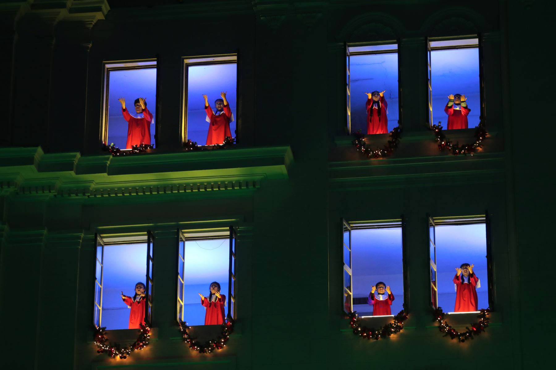 Durante el show, el frontis del Hotel Bolívar se iluminó con colores brillantes en un impactante juego de luces, mientras sus balcones se transformaron en escenarios donde los niños del Coro Música para Crecer cantaron y bailaron  temas alusivos a la fecha.
Foto: ANDINA/ Veronica Calderón