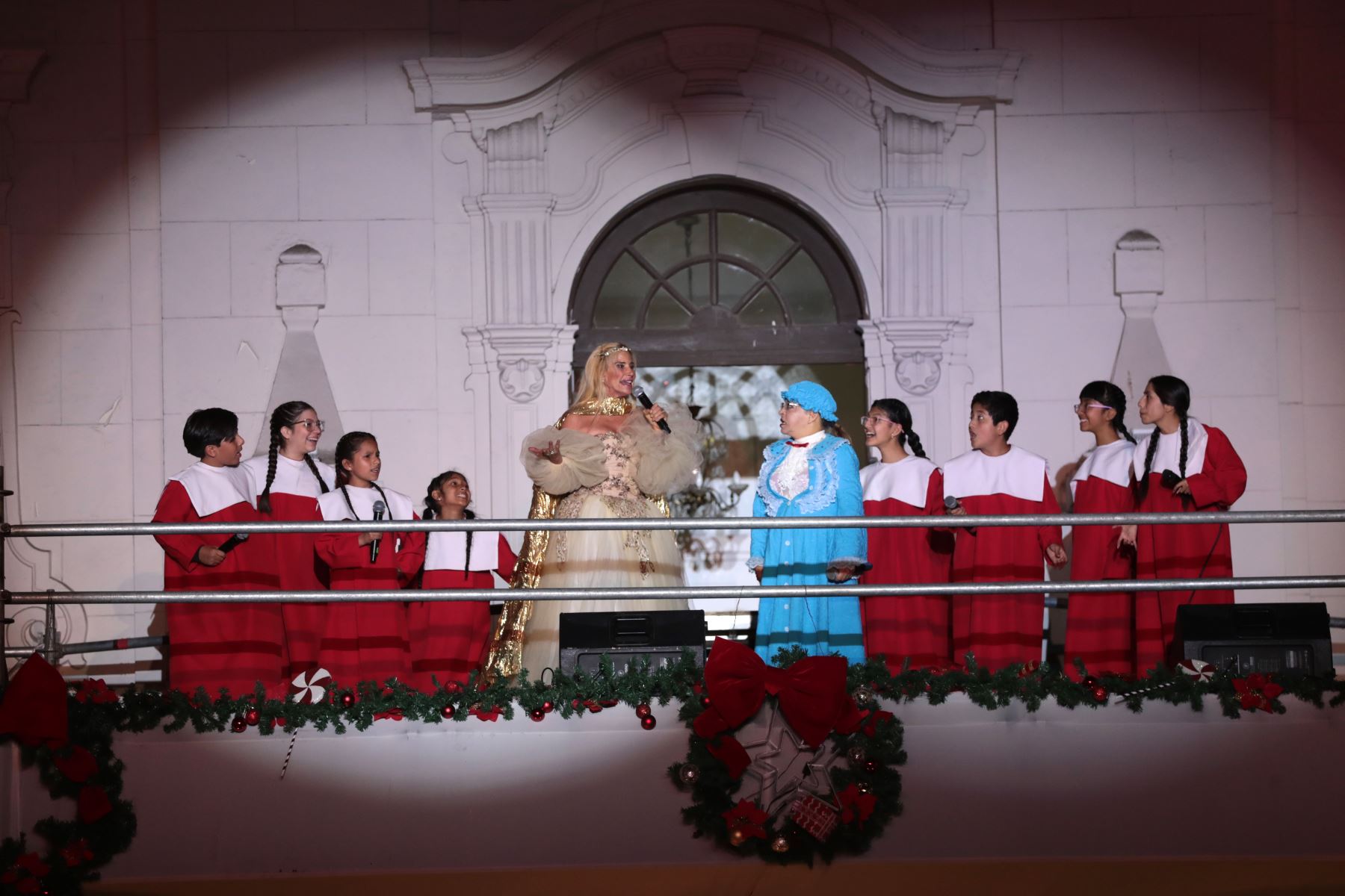 El espectáculo contó con la participación especial de Gloria María Solari, figura muy querida de la televisión peruana, quien acompañó al público con mensajes de paz, esperanza y unión familiar.
Foto: ANDINA/ Veronica Calderón