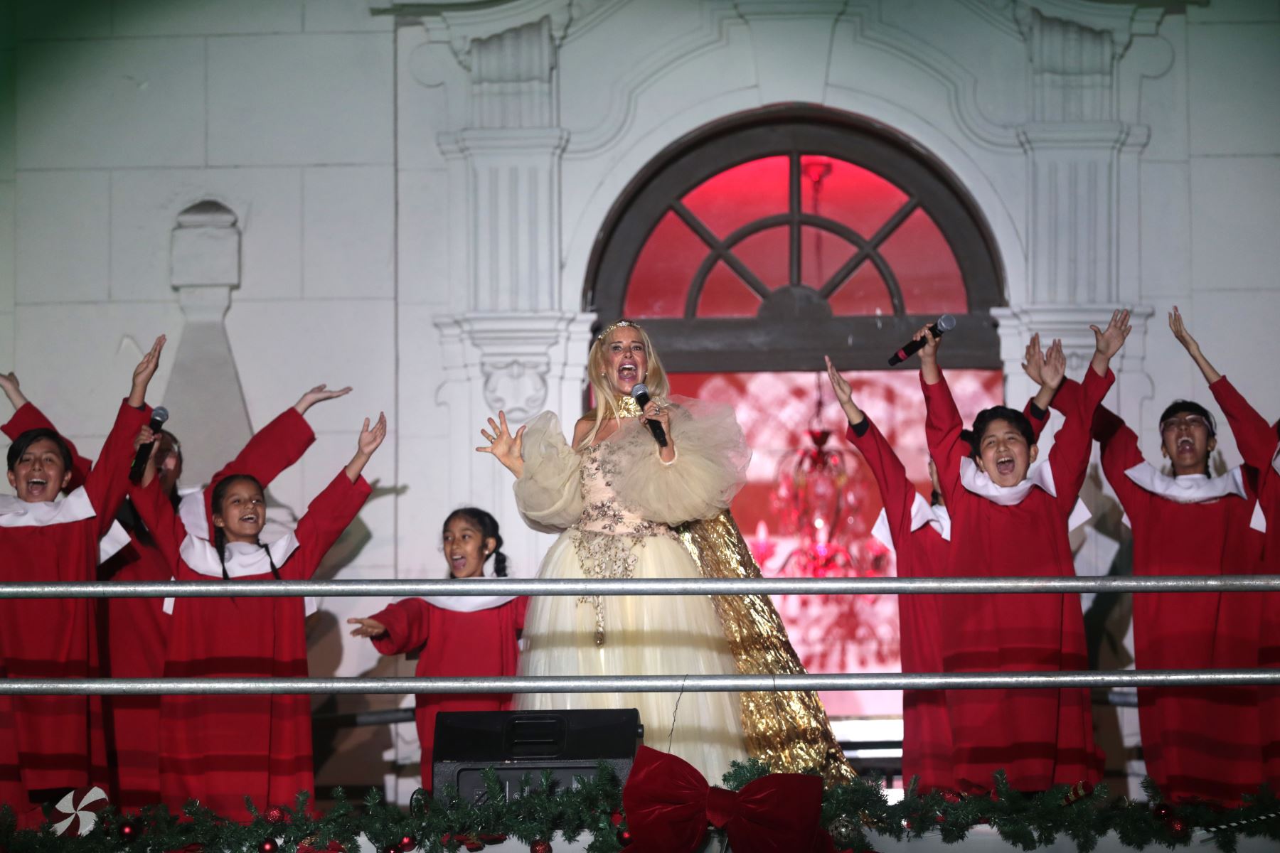 Esta puesta en escena que tuvo como escenario la emblemática plaza San Martín y el frontis del Gran Hotel Bolívar marca el retorno de una tradición navideña única, donde la calidez de la Navidad se fusiona con el entorno urbano y moderno del Centro Histórico.
Foto: ANDINA/ Veronica Calderón