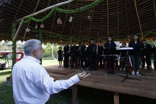 La agenda del titular del sector inició con un encuentro con la Orquesta Sinfónica Kukama, reconocida como Punto de Cultura “Amazonía Cultura Viva” y beneficiaria de los Estímulos Económicos 2025 del Ministerio de Cultura.
