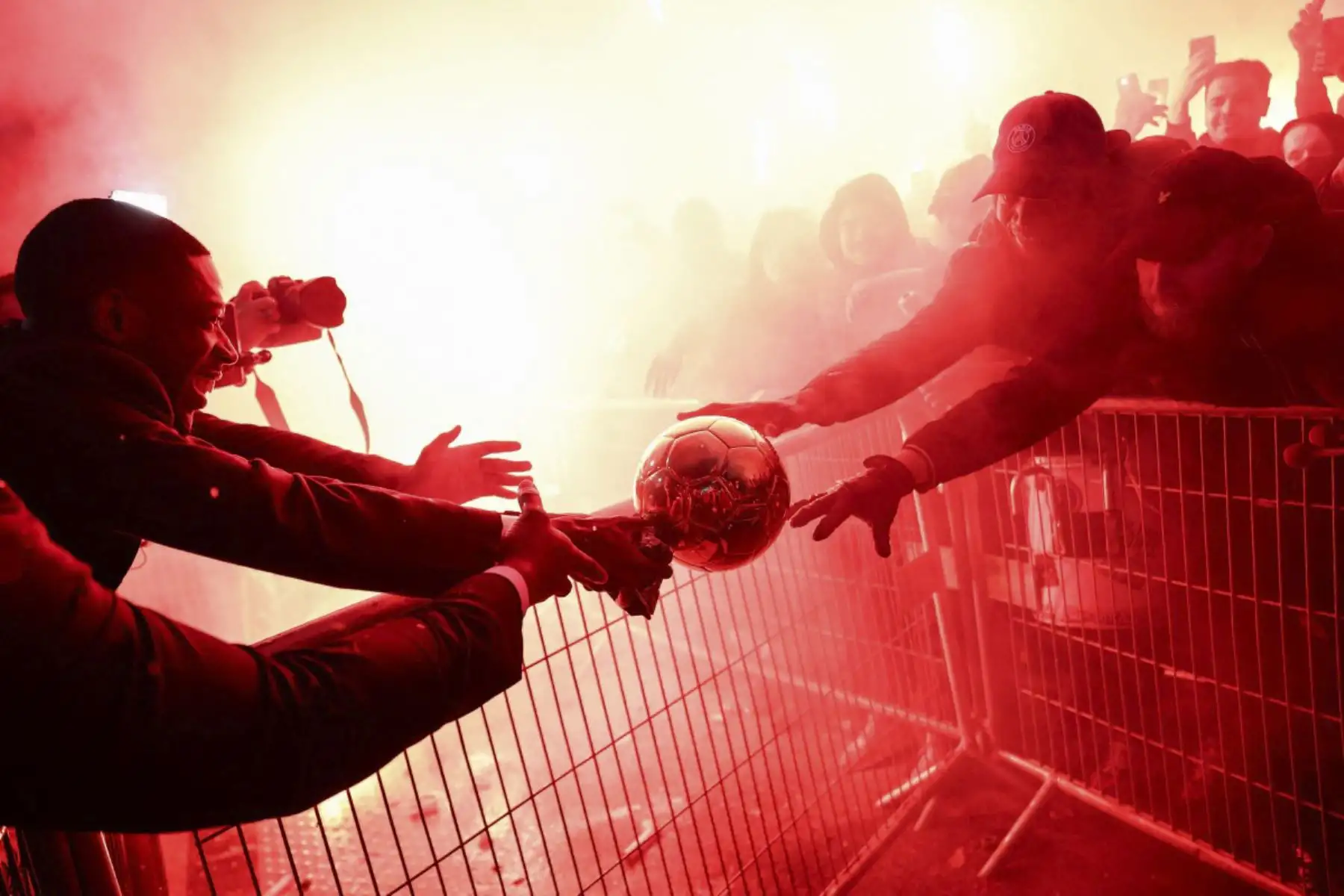 El delantero francés del Paris Saint-Germain, Ousmane Dembele, celebra con los seguidores después de recibir el Premio del Balón de Oro al final de la ceremonia de entrega de premios del Balón de Oro de Francia 2025 fuera del Theatre du Chatelet en París el 22 de septiembre de 2025. (Foto de FRANCK FIFE / AFP)