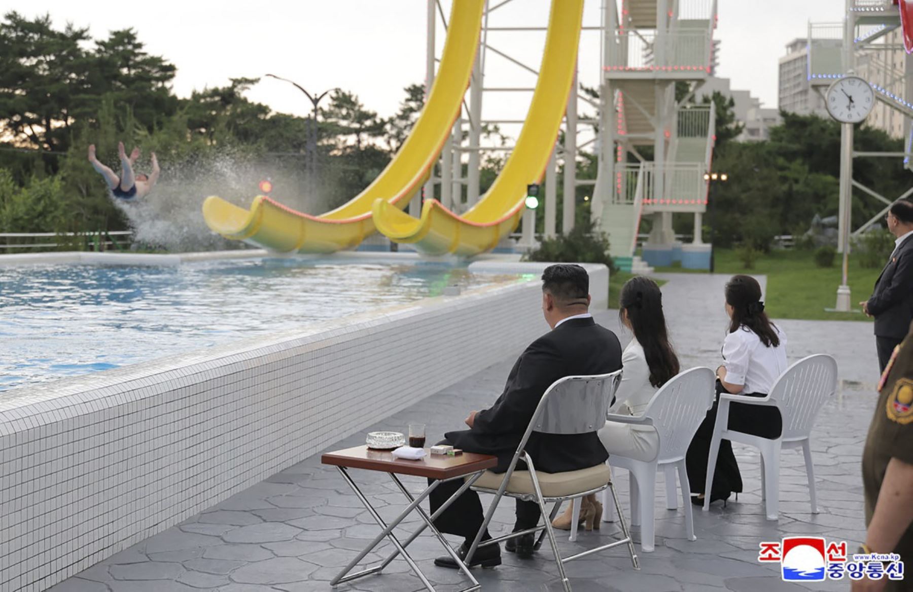 Esta foto tomada el 24 de junio de 2025 y publicada por la Agencia Central de Noticias de Corea del Norte (KCNA), muestra al líder norcoreano Kim Jong Un (izquierda), su hija Kim Ju Ae y su esposa Ri Sol Ju, visitando la zona turística costera de Wonsan Kalma en la provincia de Kangwon, Corea del Norte. (Foto de KCNA A TRAVÉS DE KNS / AFP)
