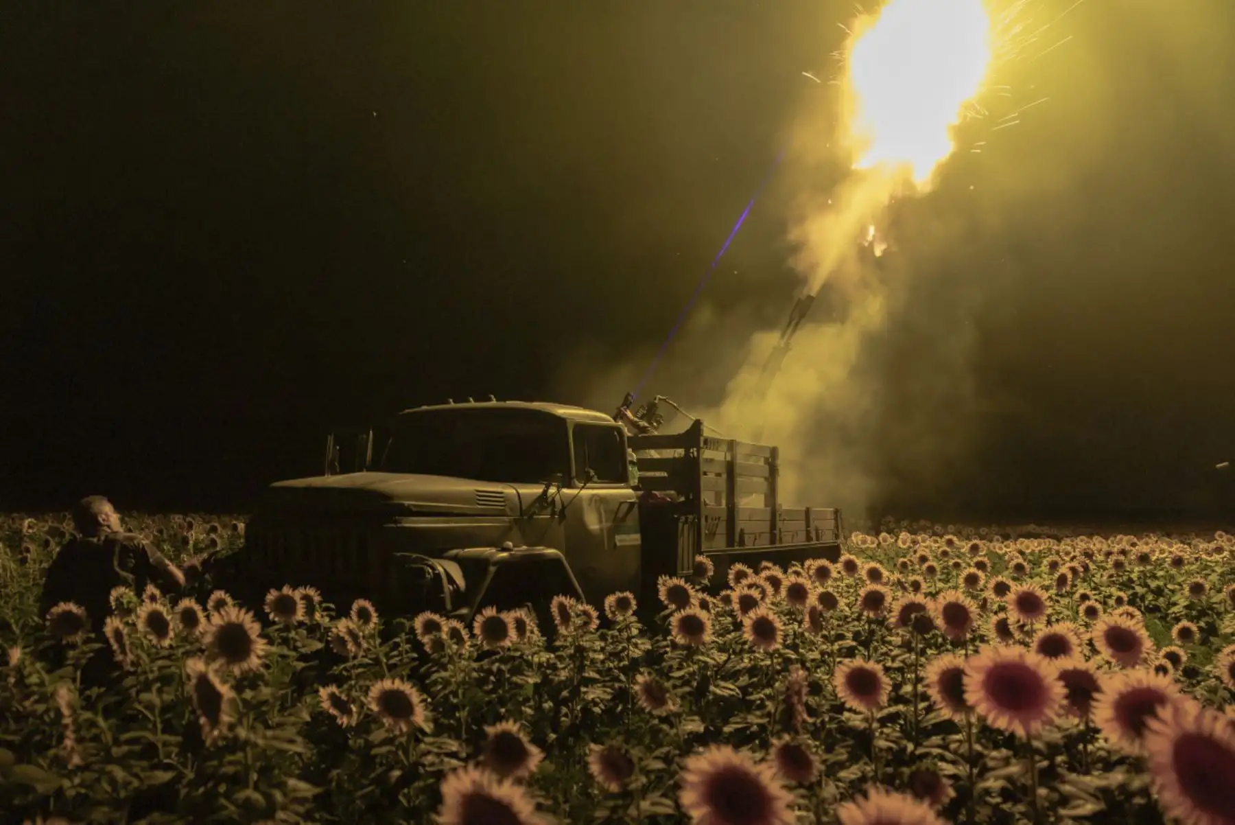Los servicios ucranianos de la unidad de defensa aérea móvil de la brigada 59, disparan un autocañón antiaéreo ZU-23 de fabricación soviética hacia un dron ruso desde un campo de girasoles, durante un ataque aéreo cerca de Pavlograd, región de Dnipropetrovsk, el 19 de julio de 2025, en medio de la invasión rusa de Ucrania. (Foto de Roman PILIPEY / AFP)