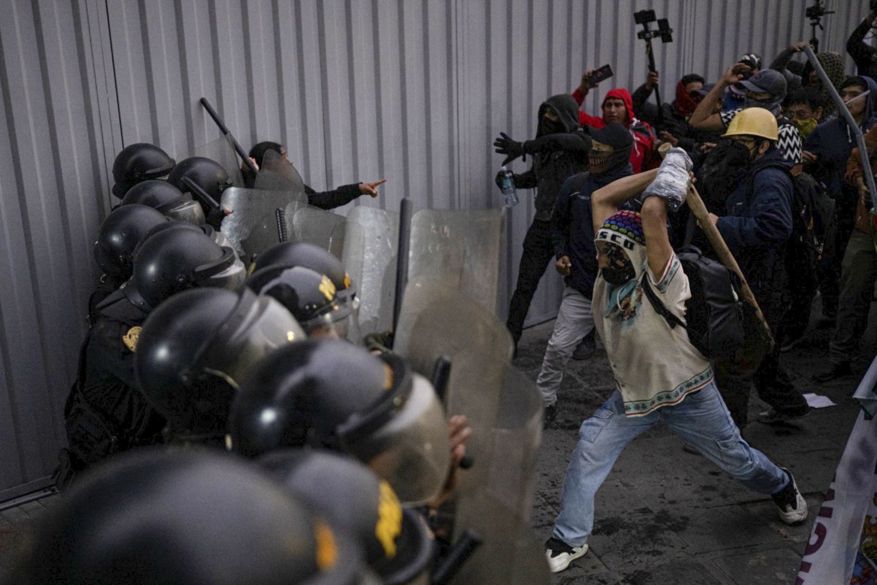 Manifestantes se enfrentan a la policía antidisturbios durante una manifestación antigubernamental en Lima el 20 de septiembre de 2025. (Foto de Ernesto BENAVIDES / AFP)