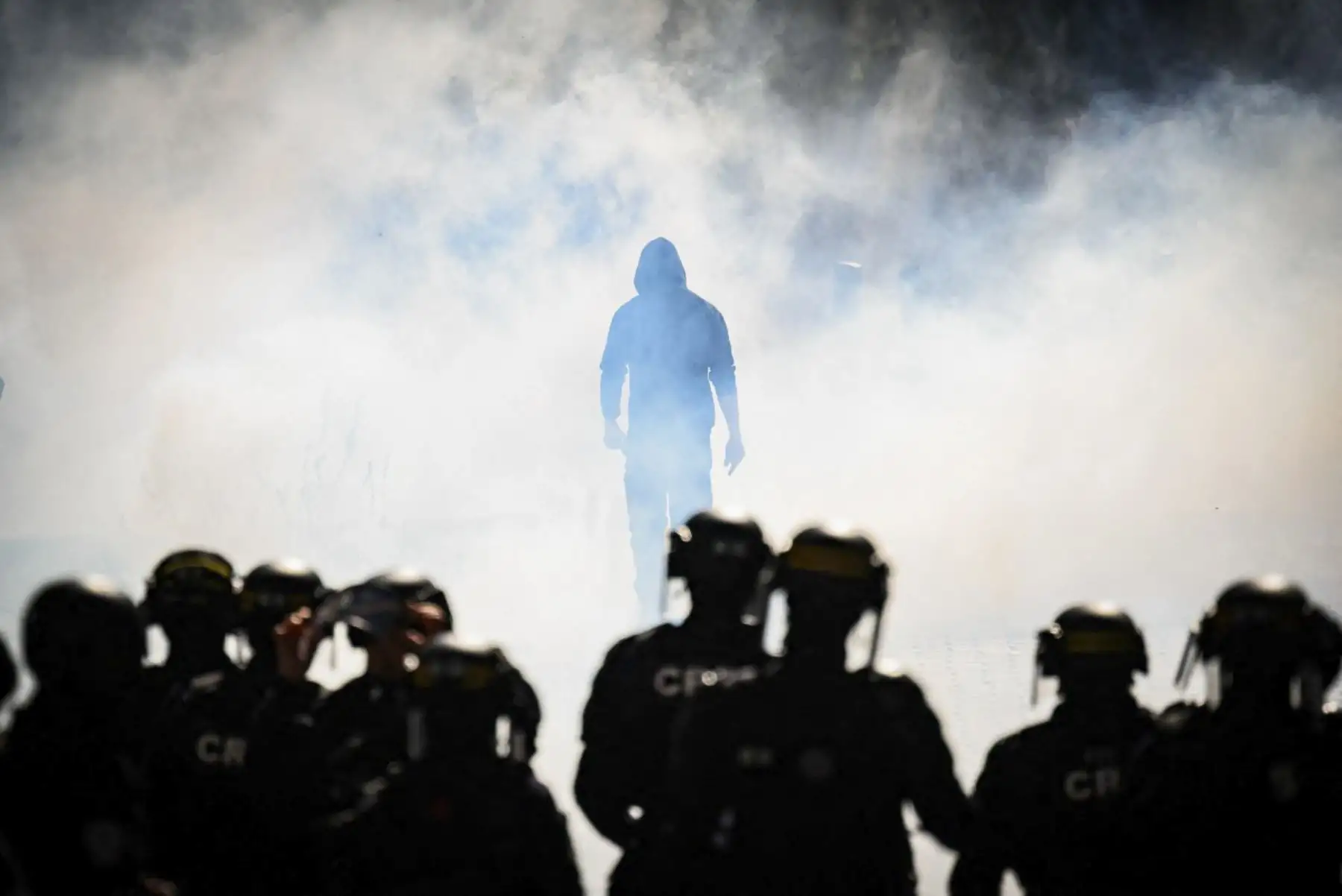 Un manifestante camina en medio del humo de los gases lacrimógenos lanzados por un agentes de policía antidisturbios durante una manifestación en Nantes, al oeste de Francia, el 18 de septiembre de 2025, parte de un día de huelgas y protestas a nivel nacional convocadas por los sindicatos sobre el presupuesto nacional de Francia. (Foto de Loic VENANCE / AFP)