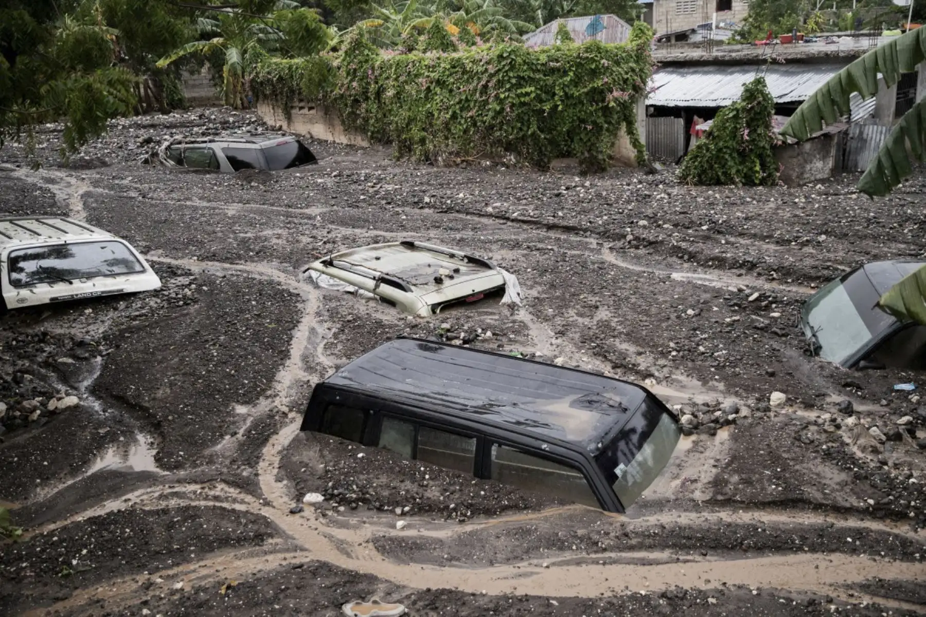 Los coches están sumergidos en el barro después del huracán Melissa en Petit-Goave, a 68 km al suroeste de Puerto Príncipe, el 30 de octubre de 2025. El huracán Melissa se dirigía hacia las Bermudas el jueves después de arrancar un camino de destrucción a través del Caribe que dejó al menos a 20 personas muertas en Haití, y partes de Jamaica y Cuba en ruinas. (Foto de Clarens SIFFROY / AFP)