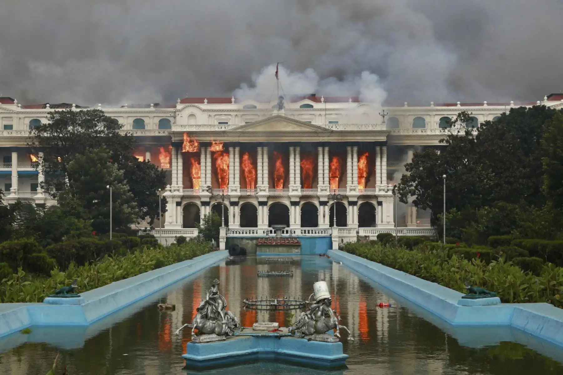 El fuego hace estragos el Singha Durbar, el principal edificio administrativo del gobierno de Nepal, en Katmandú el 9 de septiembre de 2025, un día después de una represión policial contra las manifestaciones sobre las prohibiciones de las redes sociales y la corrupción por parte del gobierno. (Foto de Prabin RANABHAT / AFP)