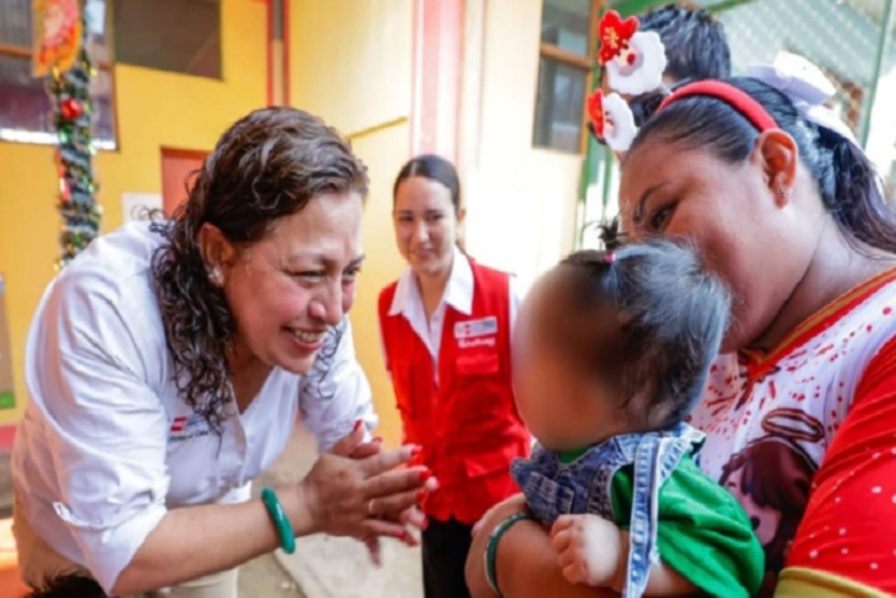La titular del MIMP adelantó la Navidad en Iquitos junto a usuarios de los CAR. ⁠También visitó a beneficiarios de la Asistencia Económica por Orfandad.