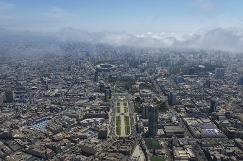 El verano comienza en Lima con un potente sol