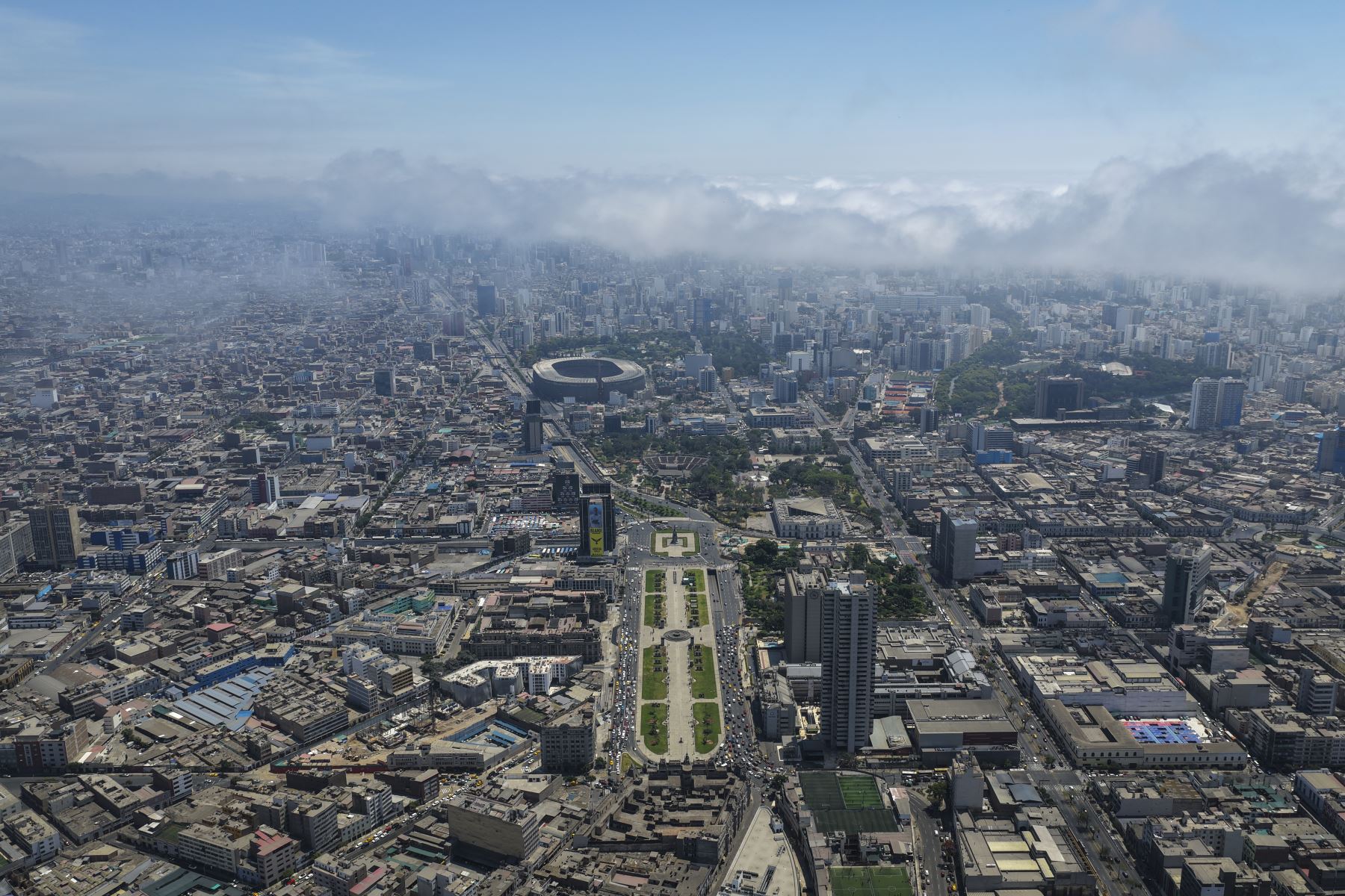El verano comenzó oficialmente en Lima y en todo el hemisferio sur, con un potente sol que ilumina la ciudad desde las primeras horas del día, marcando el inicio de una de las estaciones más esperadas por la población. El cambio se hace evidente en el cielo despejado y el aumento de la sensación de calor. Foto: ANDINA/Jhonel Rodríguez Robles
