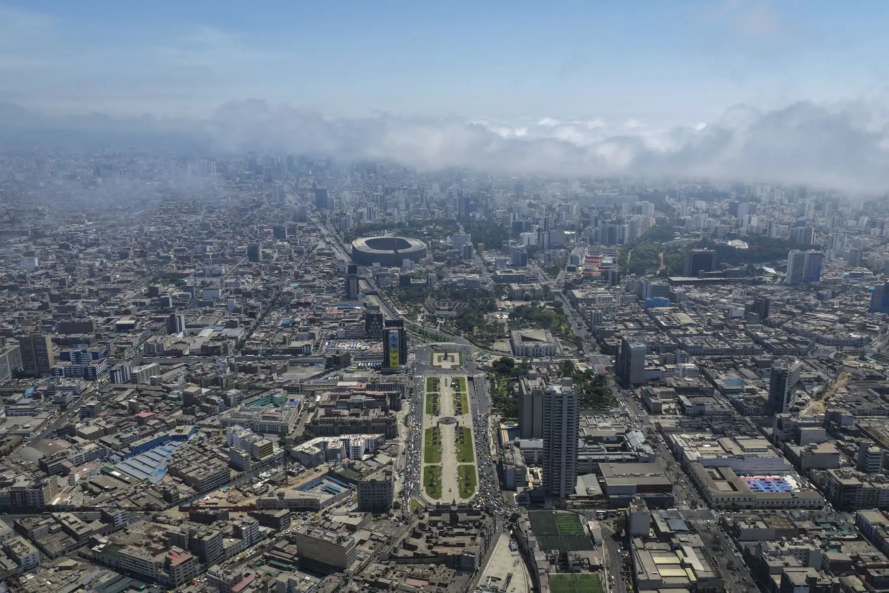 El verano comenzó oficialmente en Lima y en todo el hemisferio sur, con un potente sol que ilumina la ciudad desde las primeras horas del día, marcando el inicio de una de las estaciones más esperadas por la población. El cambio se hace evidente en el cielo despejado y el aumento de la sensación de calor. Foto: ANDINA/Jhonel Rodríguez Robles