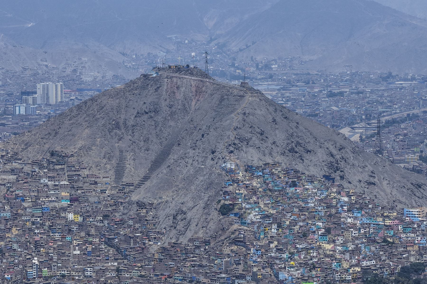 Desde tempranas horas, los limeños han percibido la presencia de un sol más intenso, acompañado de temperaturas agradables que anuncian la llegada del verano. Este escenario invita a retomar actividades al aire libre y disfrutar de espacios abiertos. Foto: ANDINA/Jhonel Rodríguez Robles