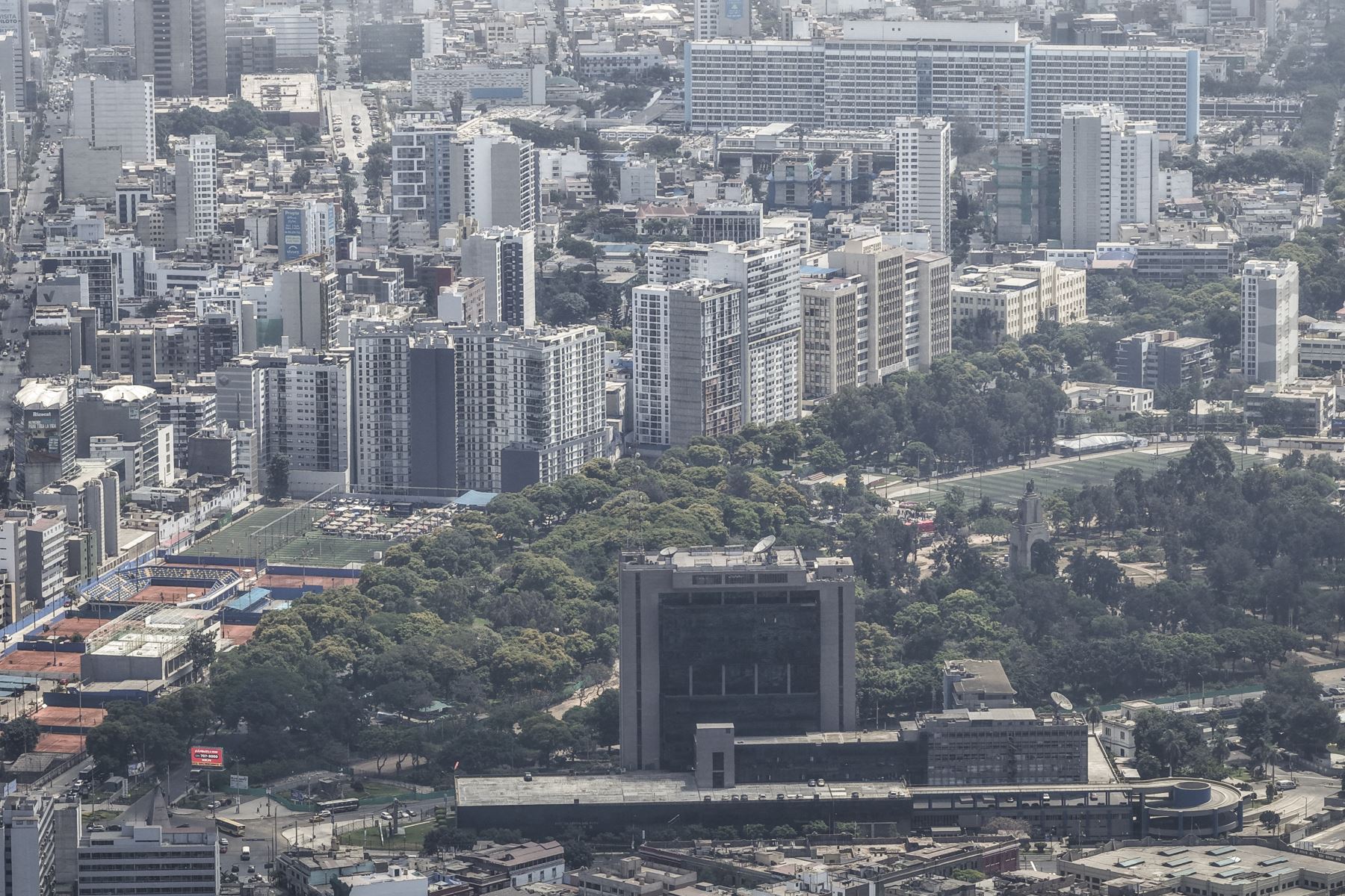 El inicio del verano impulsa además el movimiento en comercios vinculados a la temporada, como restaurantes, heladerías y servicios turísticos, generando un ambiente dinámico en distintos distritos de la capital. Foto: ANDINA/Jhonel Rodríguez Robles