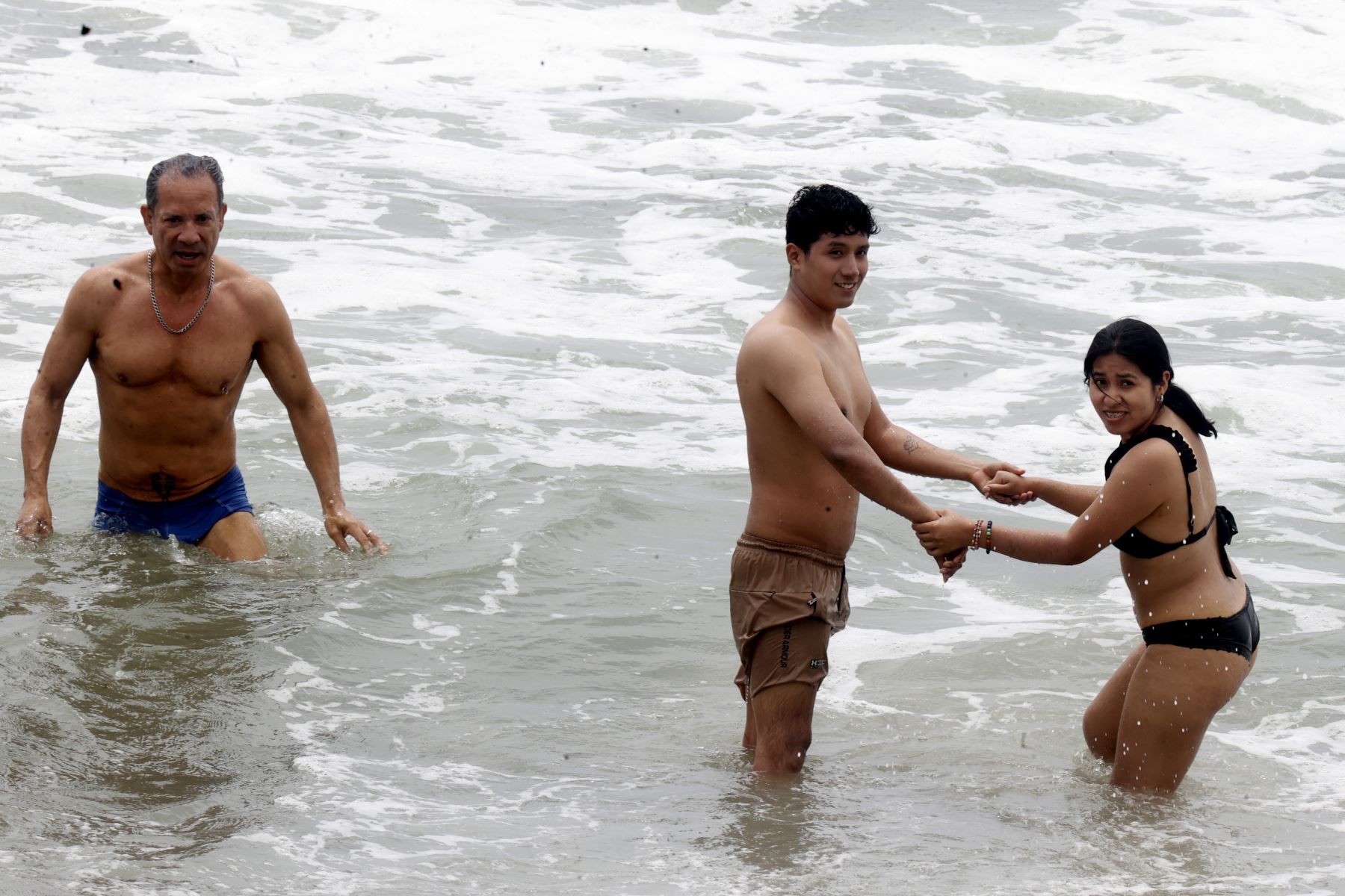 Así luce la playa Agua Dulce de Chorrillos en el primer día de la estación de verano. Las temperaturas pueden superar los 30 grados centígrados en muchos distritos de Lima Metropolitana, que se extiende desde el 21 de diciembre hasta el 20 de marzo del 2026. 
Foto: ANDINA/Vidal Tarqui