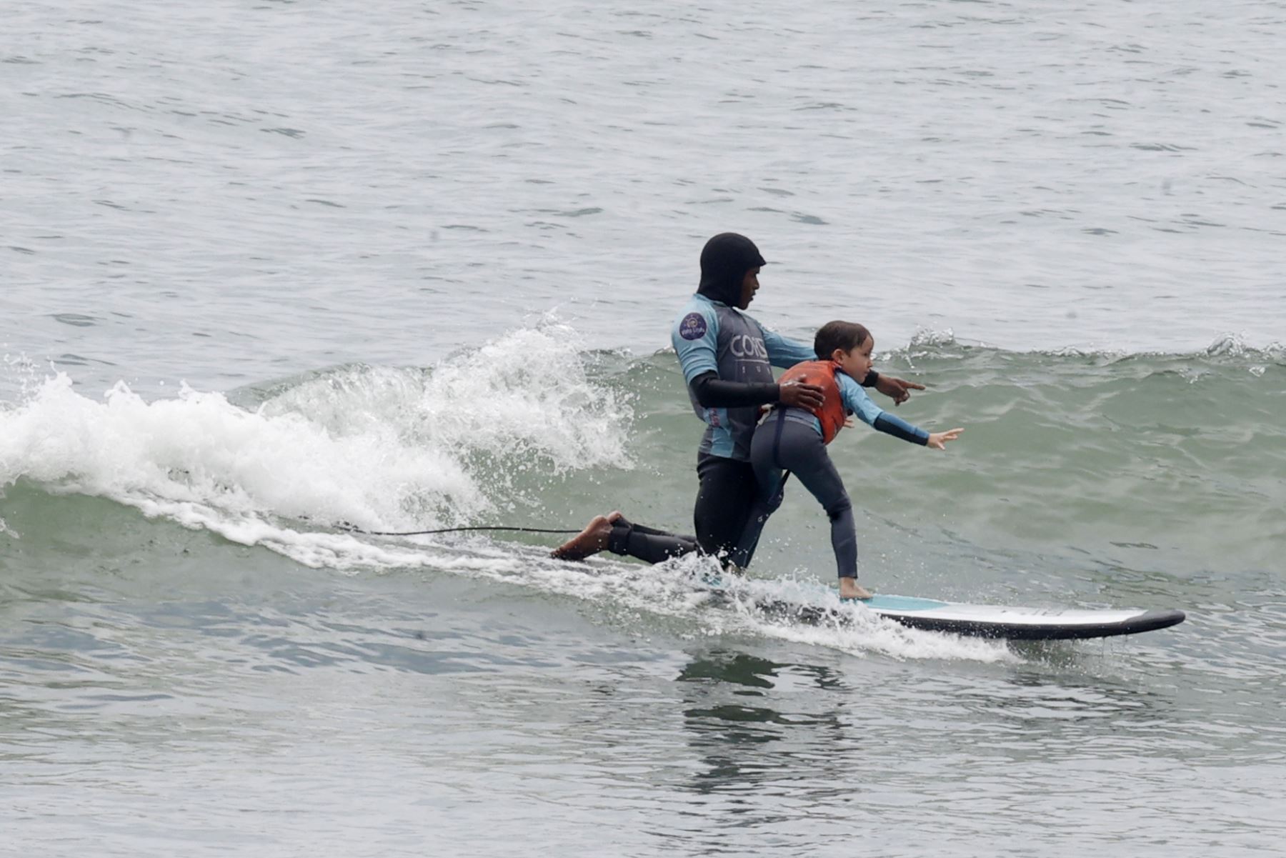 Así luce la playa Agua Dulce de Chorrillos en el primer día de la estación de verano. Las temperaturas pueden superar los 30 grados centígrados en muchos distritos de Lima Metropolitana, que se extiende desde el 21 de diciembre hasta el 20 de marzo del 2026. 
Foto: ANDINA/Vidal Tarqui