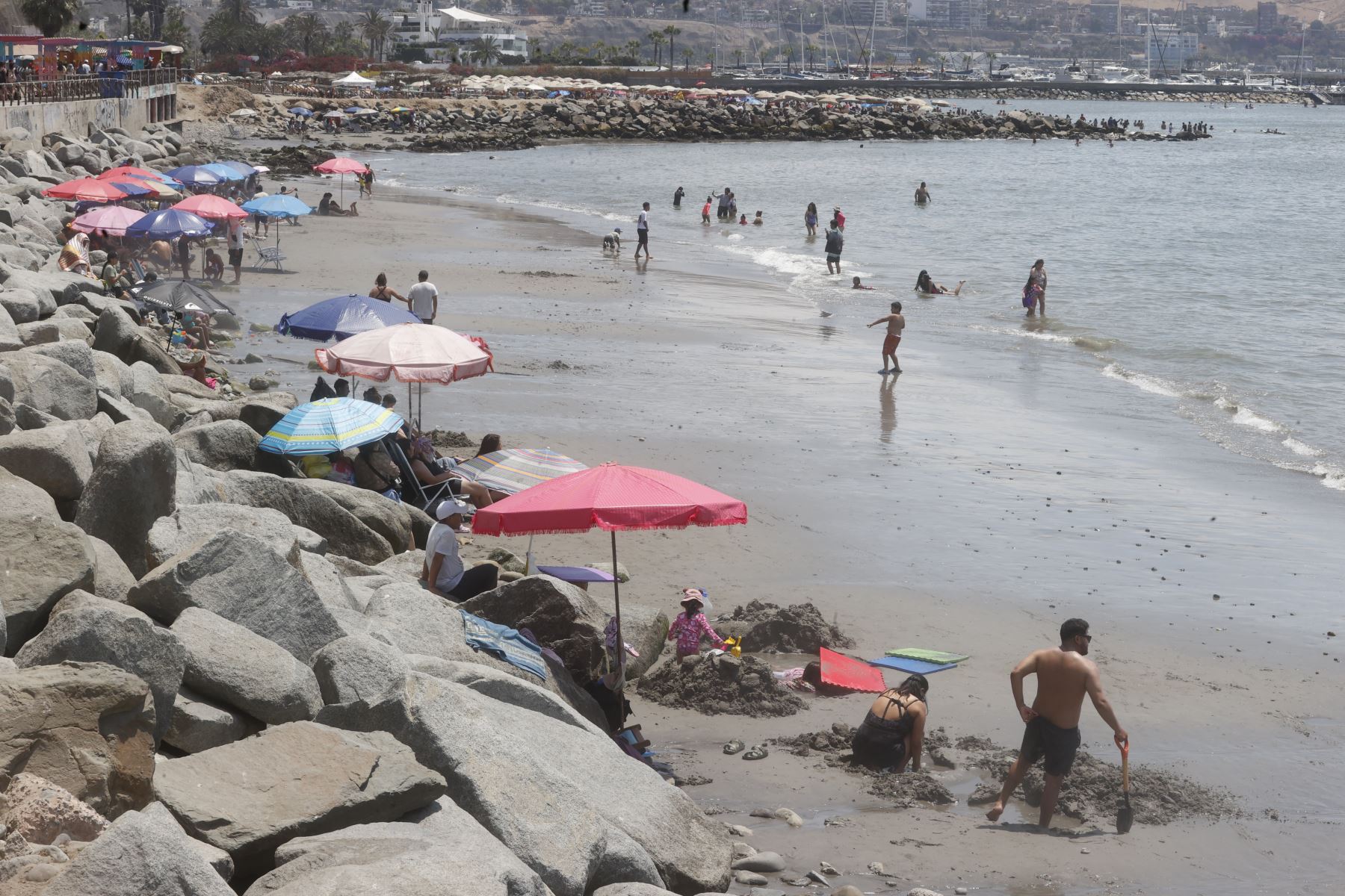 Así luce la playa Agua Dulce de Chorrillos en el primer día de la estación de verano. Las temperaturas pueden superar los 30 grados centígrados en muchos distritos de Lima Metropolitana, que se extiende desde el 21 de diciembre hasta el 20 de marzo del 2026. 
Foto: ANDINA/Vidal Tarqui
