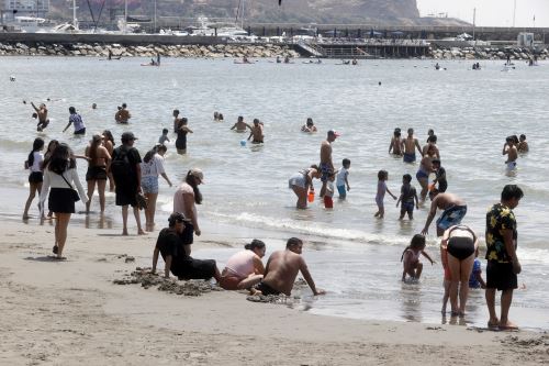 Así luce la playa Agua Dulce de Chorrillos en el primer día de verano