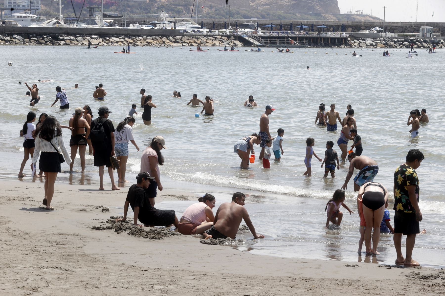 Así luce la playa Agua Dulce de Chorrillos en el primer día de la estación de verano. Las temperaturas pueden superar los 30 grados centígrados en muchos distritos de Lima Metropolitana, que se extiende desde el 21 de diciembre hasta el 20 de marzo del 2026. 
Foto: ANDINA/Vidal Tarqui