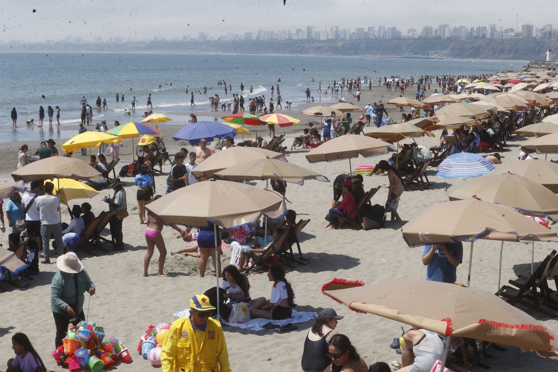 Así luce la playa Agua Dulce de Chorrillos en el primer día de la estación de verano. Las temperaturas pueden superar los 30 grados centígrados en muchos distritos de Lima Metropolitana, que se extiende desde el 21 de diciembre hasta el 20 de marzo del 2026. 
Foto: ANDINA/Vidal Tarqui