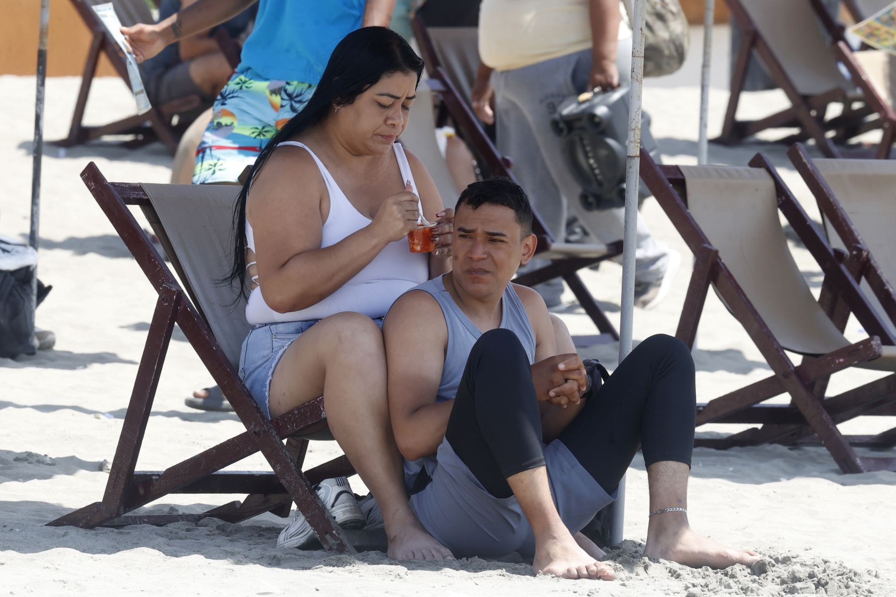 Así luce la playa Agua Dulce de Chorrillos en el primer día de la estación de verano. Las temperaturas pueden superar los 30 grados centígrados en muchos distritos de Lima Metropolitana, que se extiende desde el 21 de diciembre hasta el 20 de marzo del 2026. 
Foto: ANDINA/Vidal Tarqui