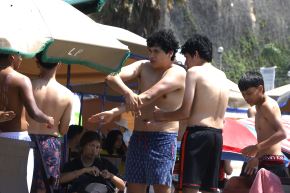 Veraneantes disfrutan del calor y el mar en playa Agua Dulce, Chorrillos. Foto: ANDINA/Vidal Tarqui