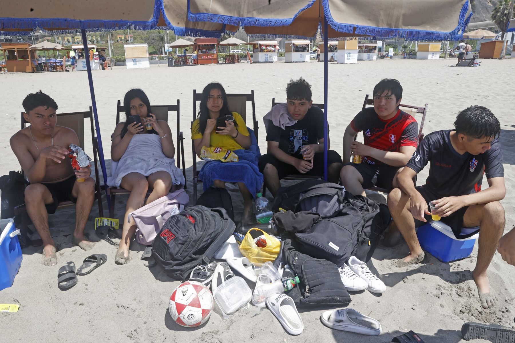 Así luce la playa Agua Dulce de Chorrillos en el primer día de la estación de verano. Las temperaturas pueden superar los 30 grados centígrados en muchos distritos de Lima Metropolitana, que se extiende desde el 21 de diciembre hasta el 20 de marzo del 2026. 
Foto: ANDINA/Vidal Tarqui