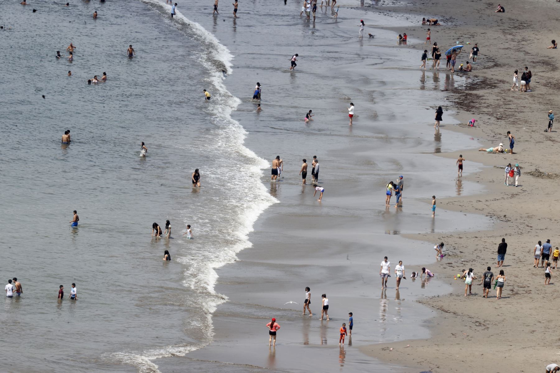 Así luce la playa Agua Dulce de Chorrillos en el primer día de la estación de verano. Las temperaturas pueden superar los 30 grados centígrados en muchos distritos de Lima Metropolitana, que se extiende desde el 21 de diciembre hasta el 20 de marzo del 2026. 
Foto: ANDINA/Vidal Tarqui