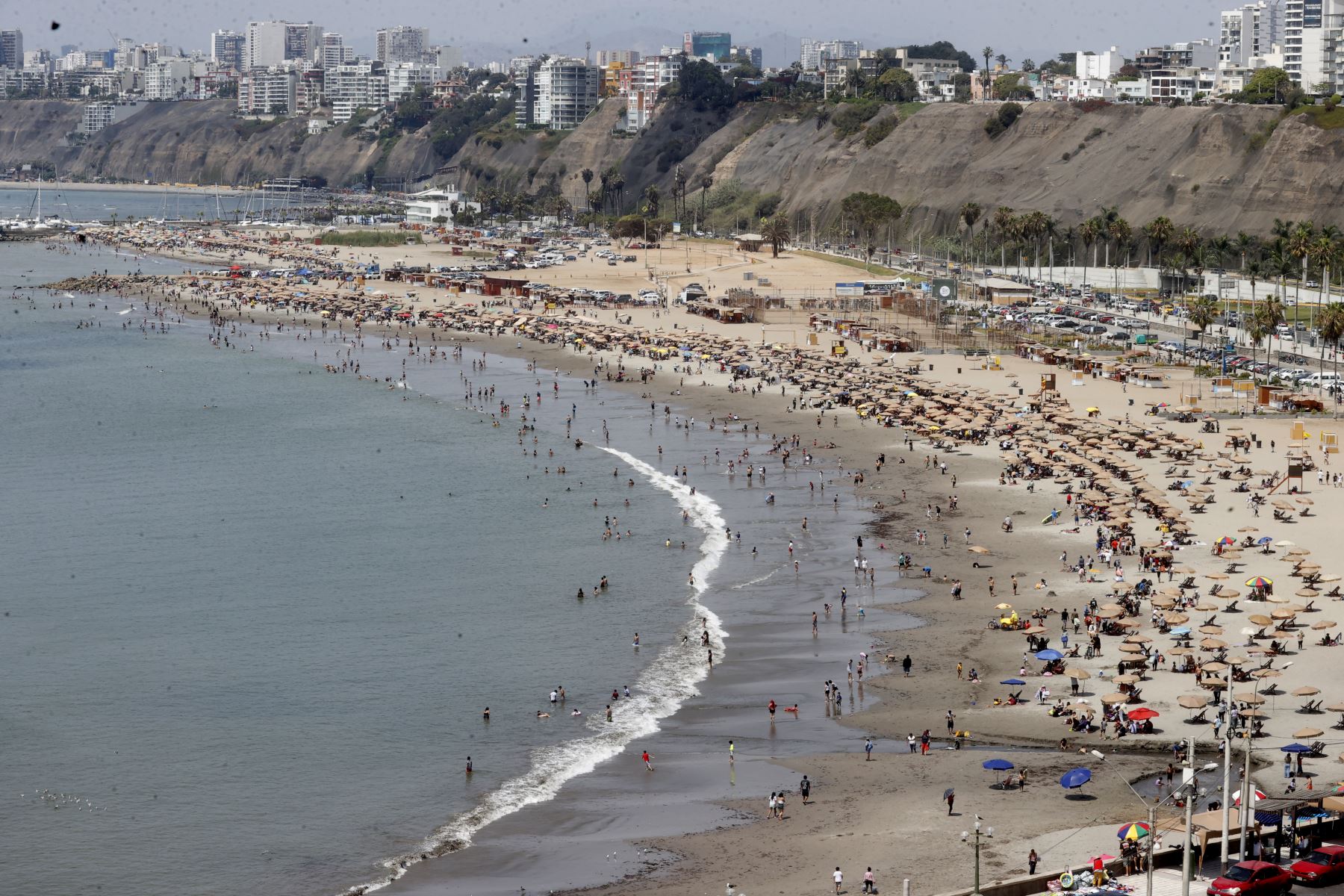 Así luce la playa Agua Dulce de Chorrillos en el primer día de la estación de verano. Las temperaturas pueden superar los 30 grados centígrados en muchos distritos de Lima Metropolitana, que se extiende desde el 21 de diciembre hasta el 20 de marzo del 2026. 
Foto: ANDINA/Vidal Tarqui