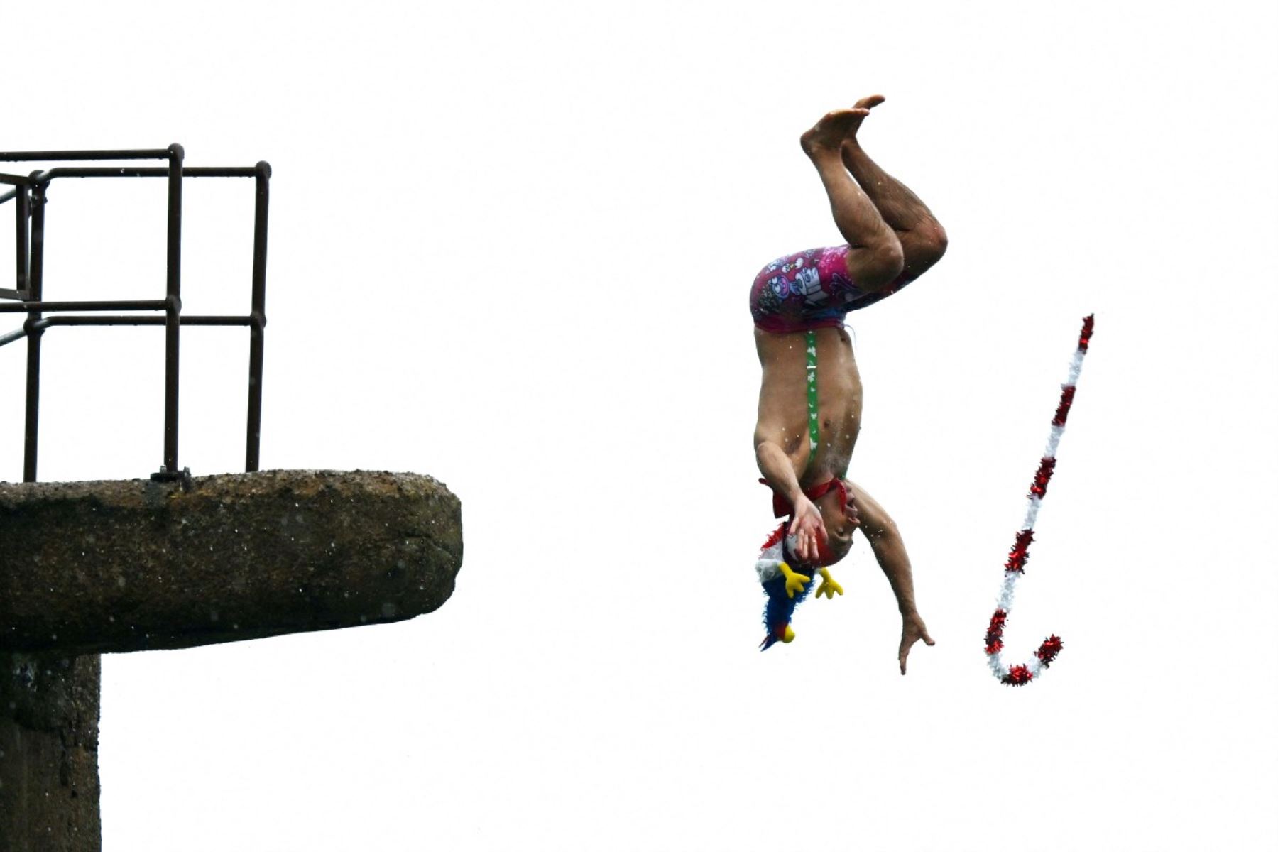 Bañistas vestidos de Papá Noel y otros con gorros navideños participan en el tradicional baño navideño en Niza, en la Riviera Francesa.
Foto: AFP