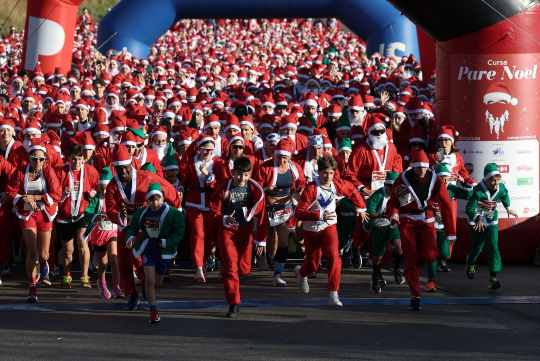 Miles de corredores vestidos de Papá Noel participan en la segunda edición de la Carrera de Papá Noel, una carrera popular de 5 km por las calles de Barcelona.
Foto: AFP