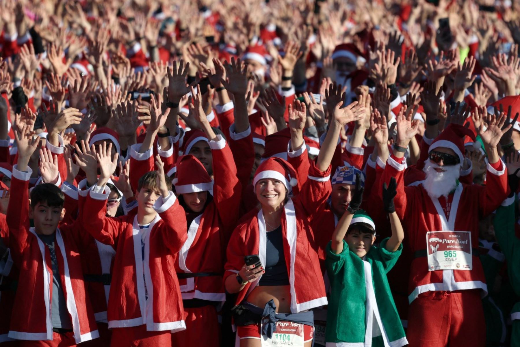 Miles de corredores vestidos de Papá Noel participan en la segunda edición de la Carrera de Papá Noel, una carrera popular de 5 km por las calles de Barcelona.
Foto: AFP