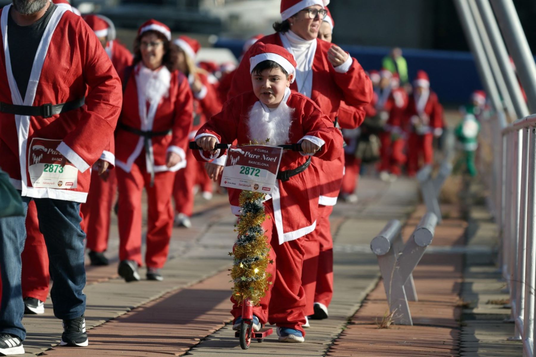 Miles de corredores vestidos de Papá Noel participan en la segunda edición de la Carrera de Papá Noel, una carrera popular de 5 km por las calles de Barcelona.
Foto: AFP
