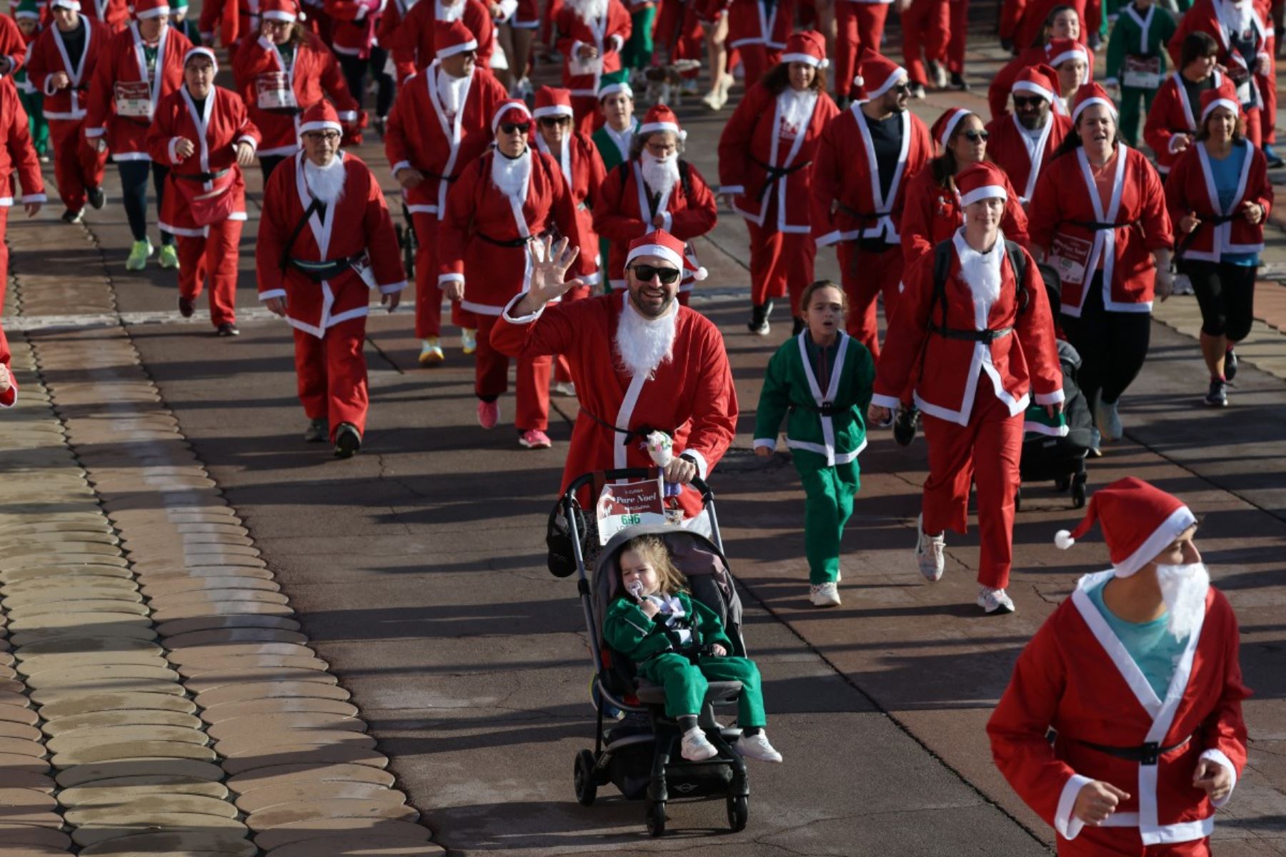 Miles de corredores vestidos de Papá Noel participan en la segunda edición de la Carrera de Papá Noel, una carrera popular de 5 km por las calles de Barcelona.
Foto: AFP