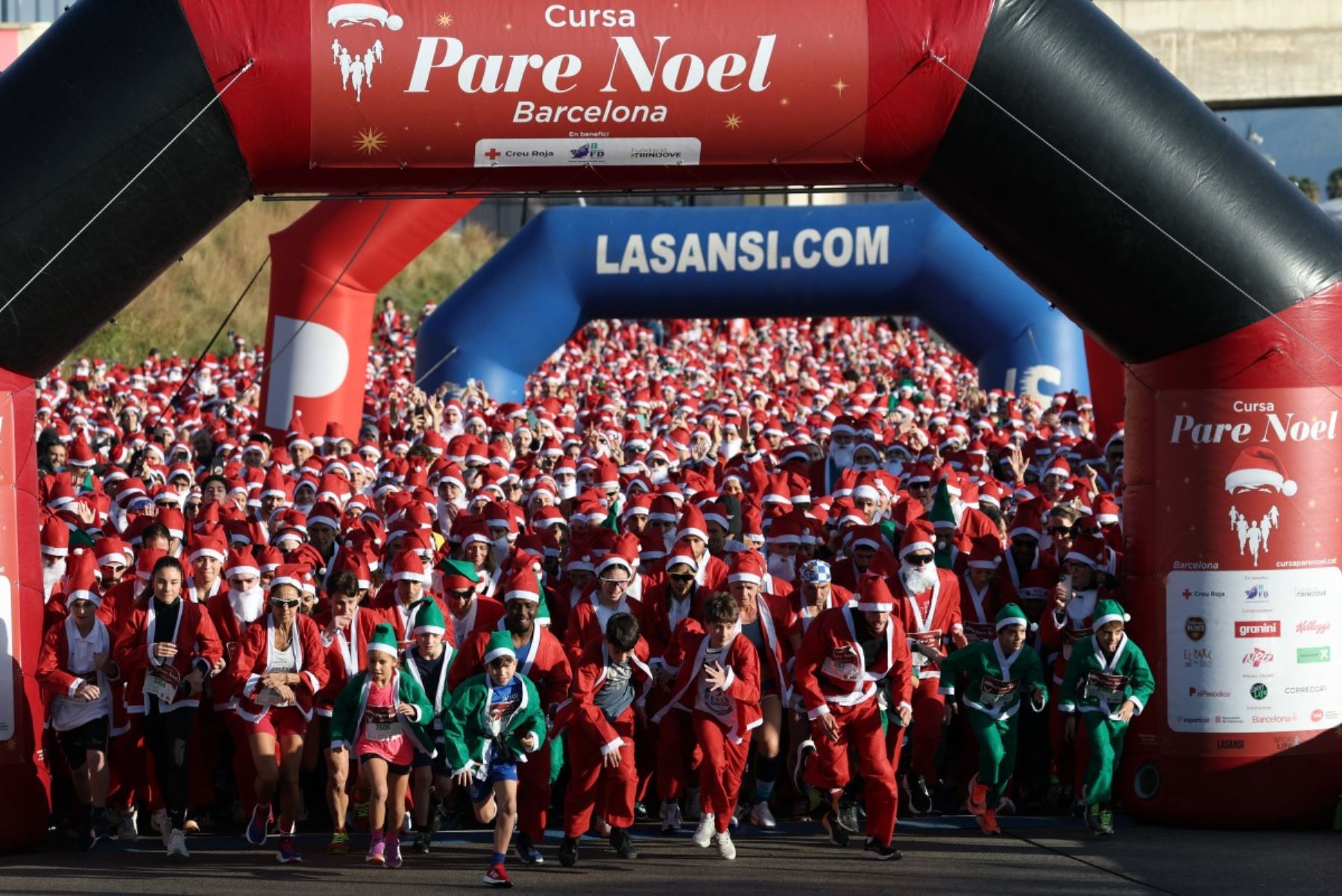 Miles de corredores vestidos de Papá Noel participan en la segunda edición de la Carrera de Papá Noel, una carrera popular de 5 km por las calles de Barcelona.
Foto: AFP