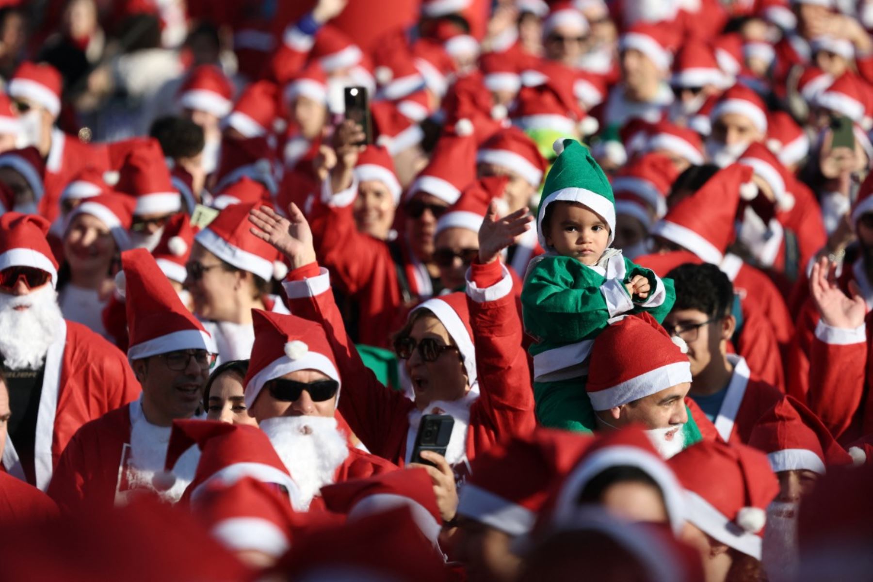 Miles de corredores vestidos de Papá Noel participan en la segunda edición de la Carrera de Papá Noel, una carrera popular de 5 km por las calles de Barcelona.
Foto: AFP